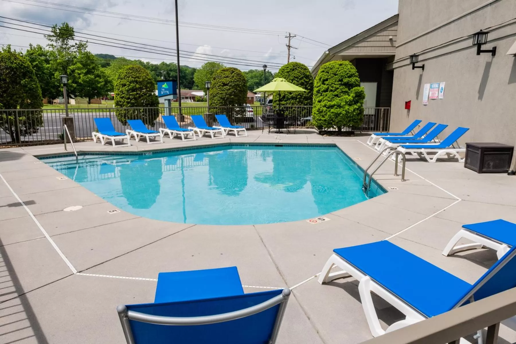 Swimming pool in Twin Mountain Inn & Suites