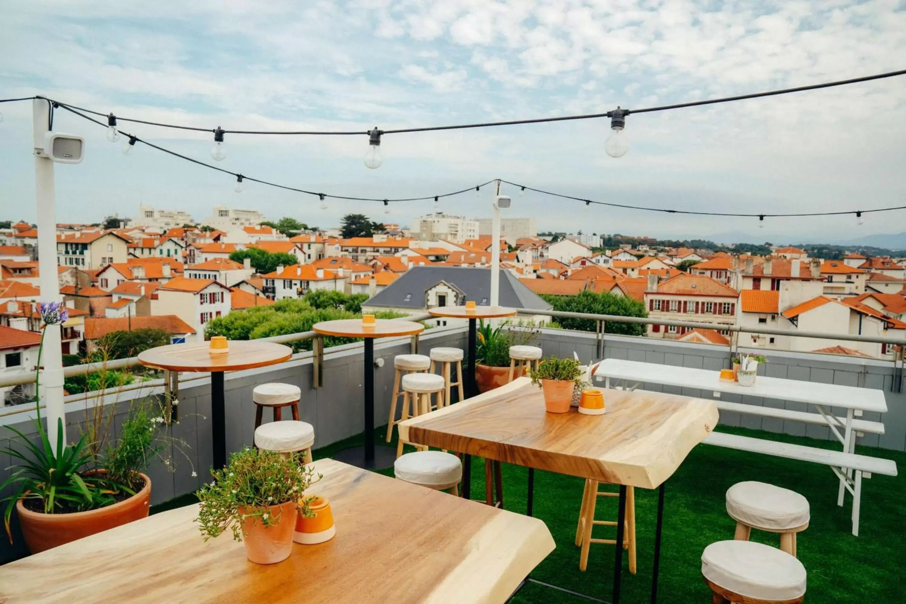 Lounge or bar in Radisson Blu Hotel Biarritz