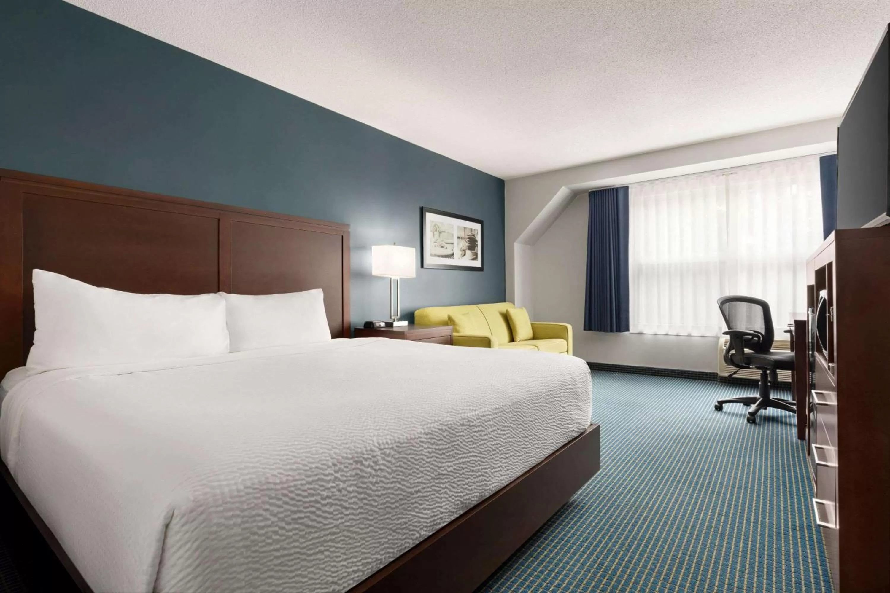 Photo of the whole room, Bed in Days Inn by Wyndham Sarnia Harbourfront