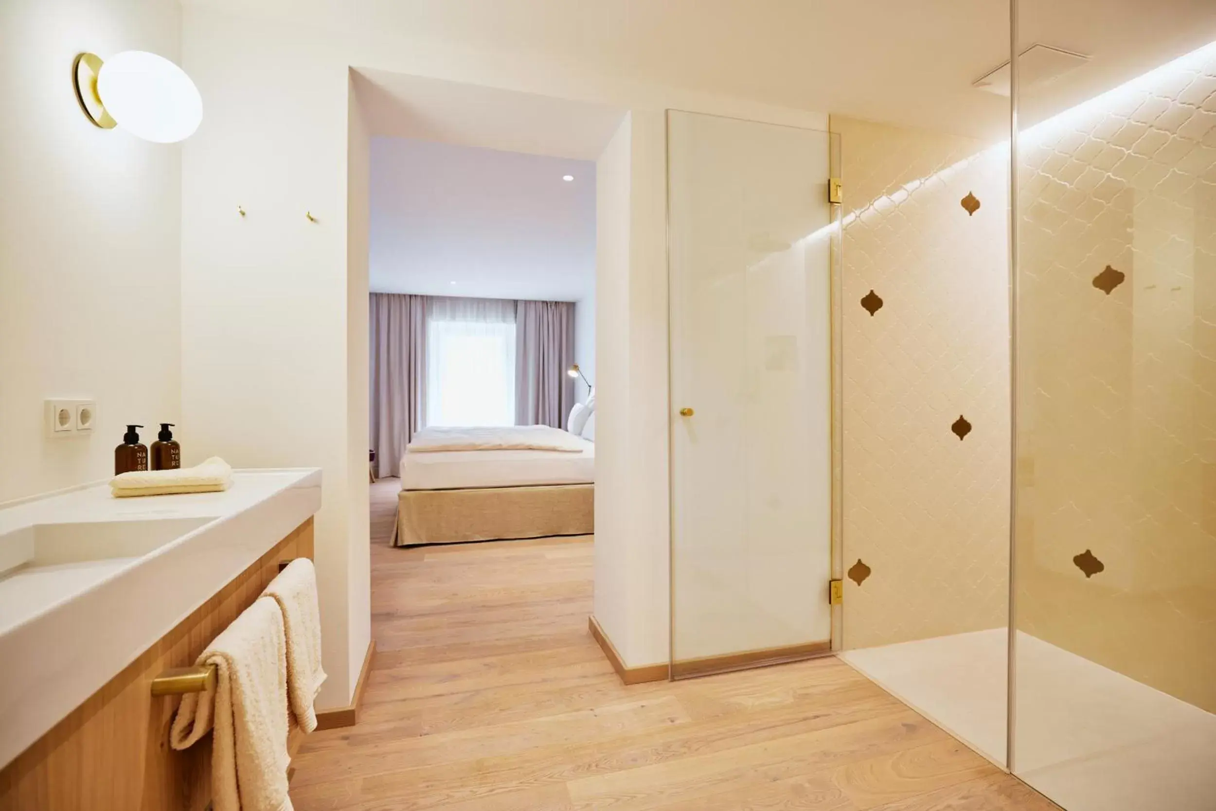 Urban King Room in Boutiquehotel Zum Goldenen Hirschen Urban King Room in Boutiquehotel Zum Goldenen Hirschen