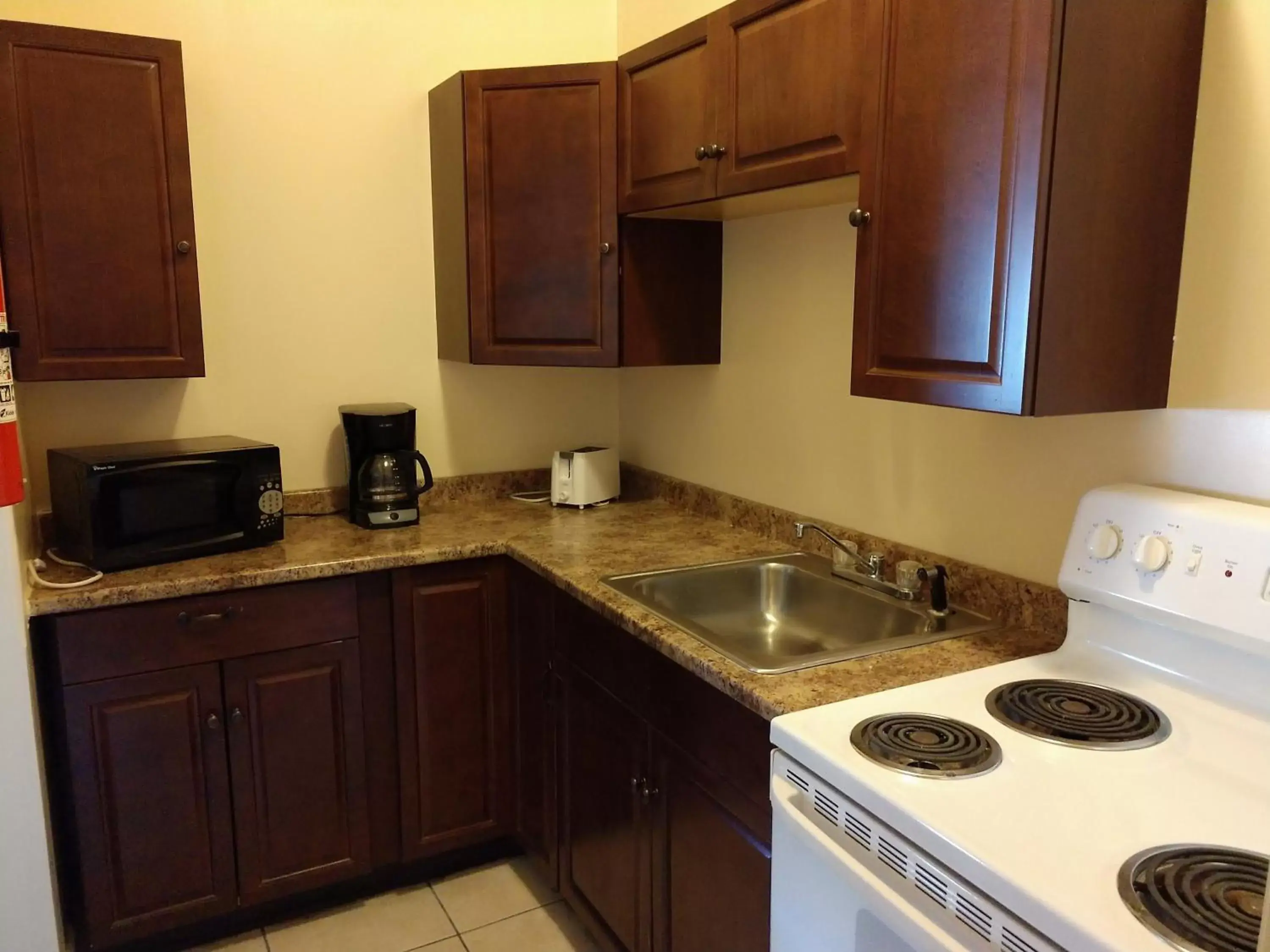 Kitchen/Kitchenette in Hotel Wayne