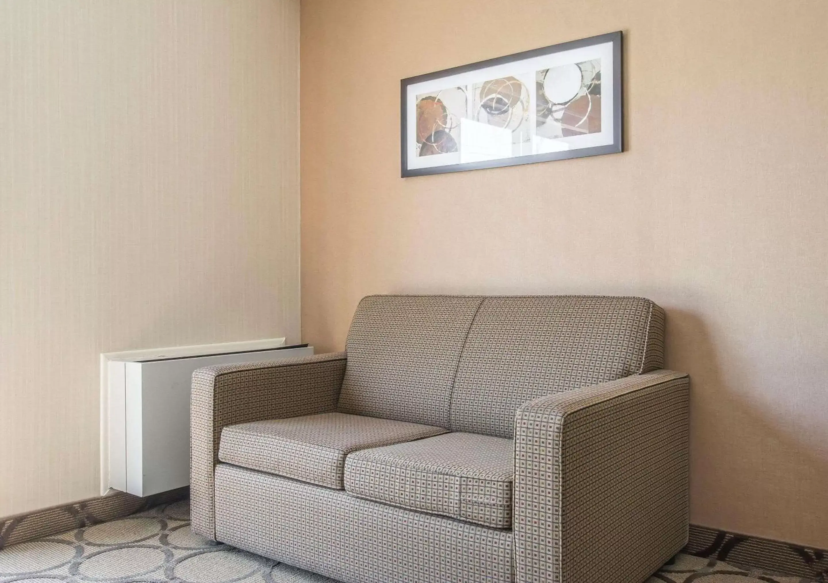 Photo of the whole room, Seating Area in Comfort Inn Sherbrooke