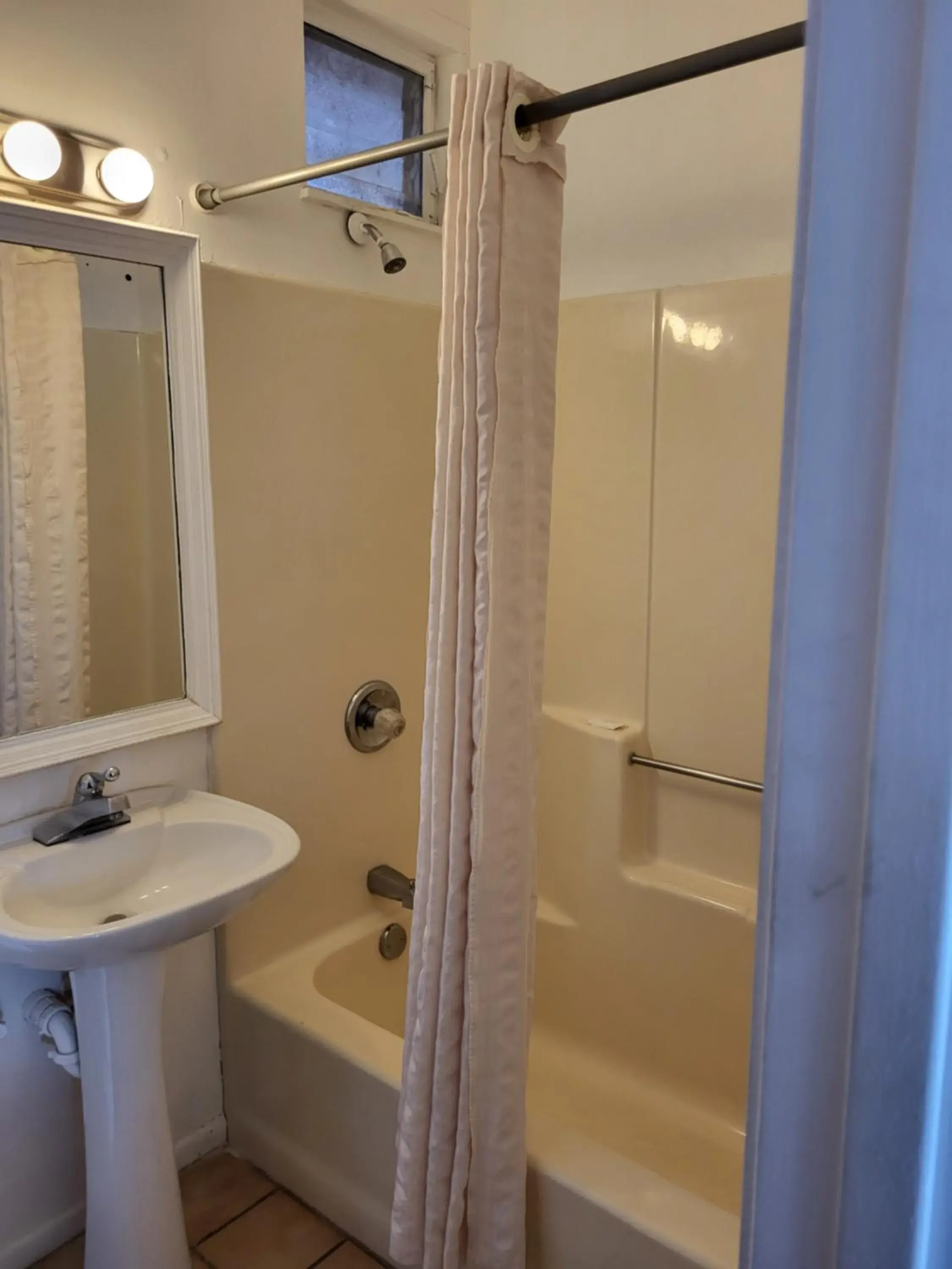 Bathroom in Budget Inn of Sebring