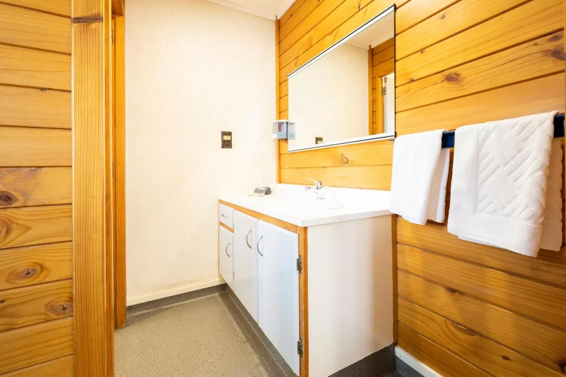 Bathroom, Kitchen/Kitchenette in Tudor Park Motel