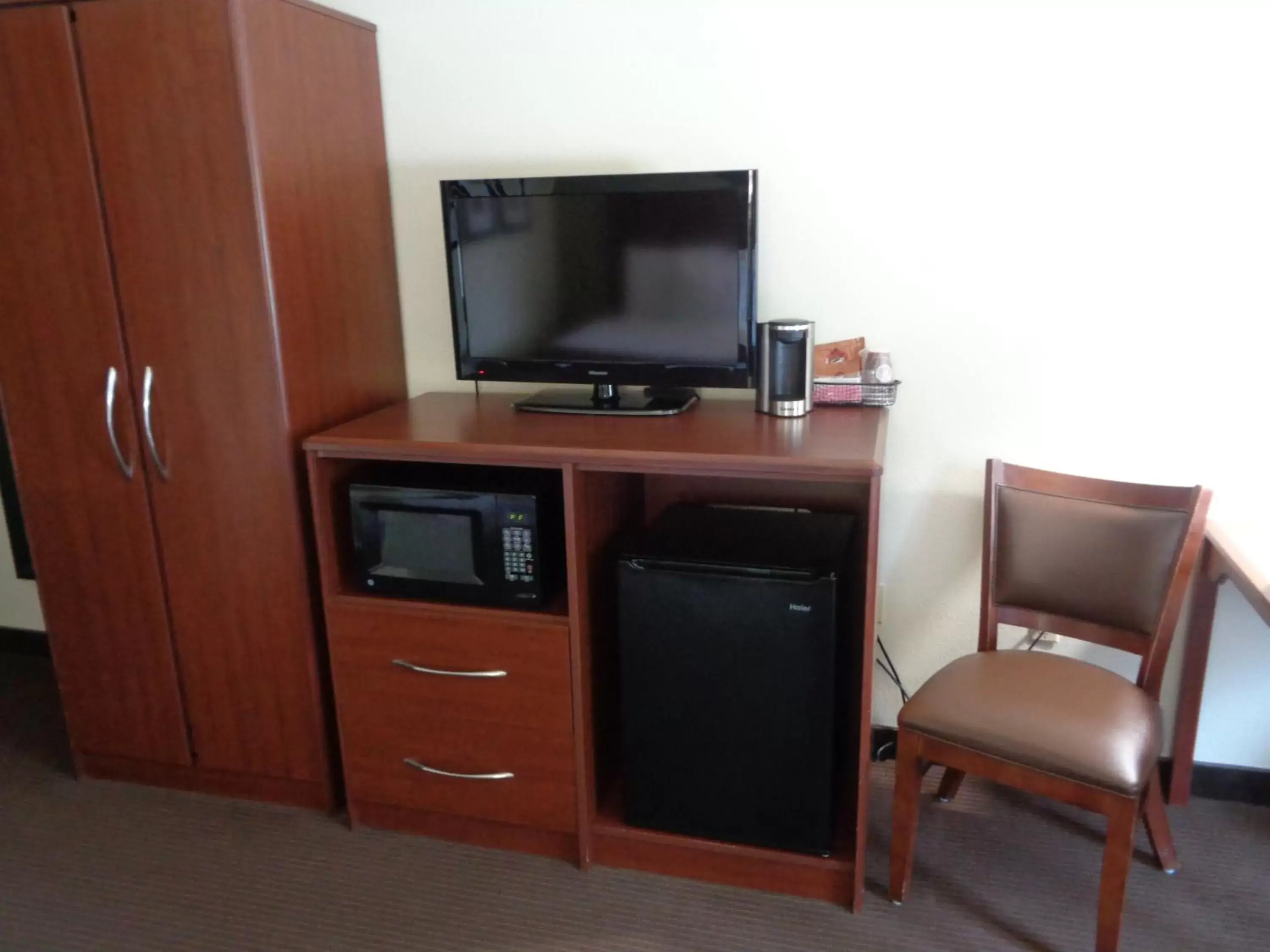 Bedroom, TV/Entertainment Center in AmericInn by Wyndham Grand Rapids