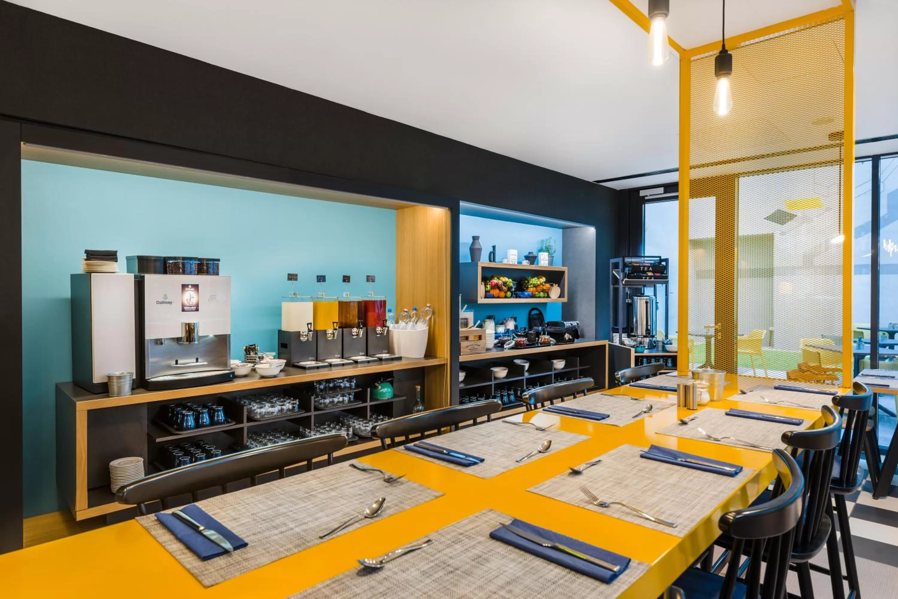 Restaurant/places to eat in D8 Hotel