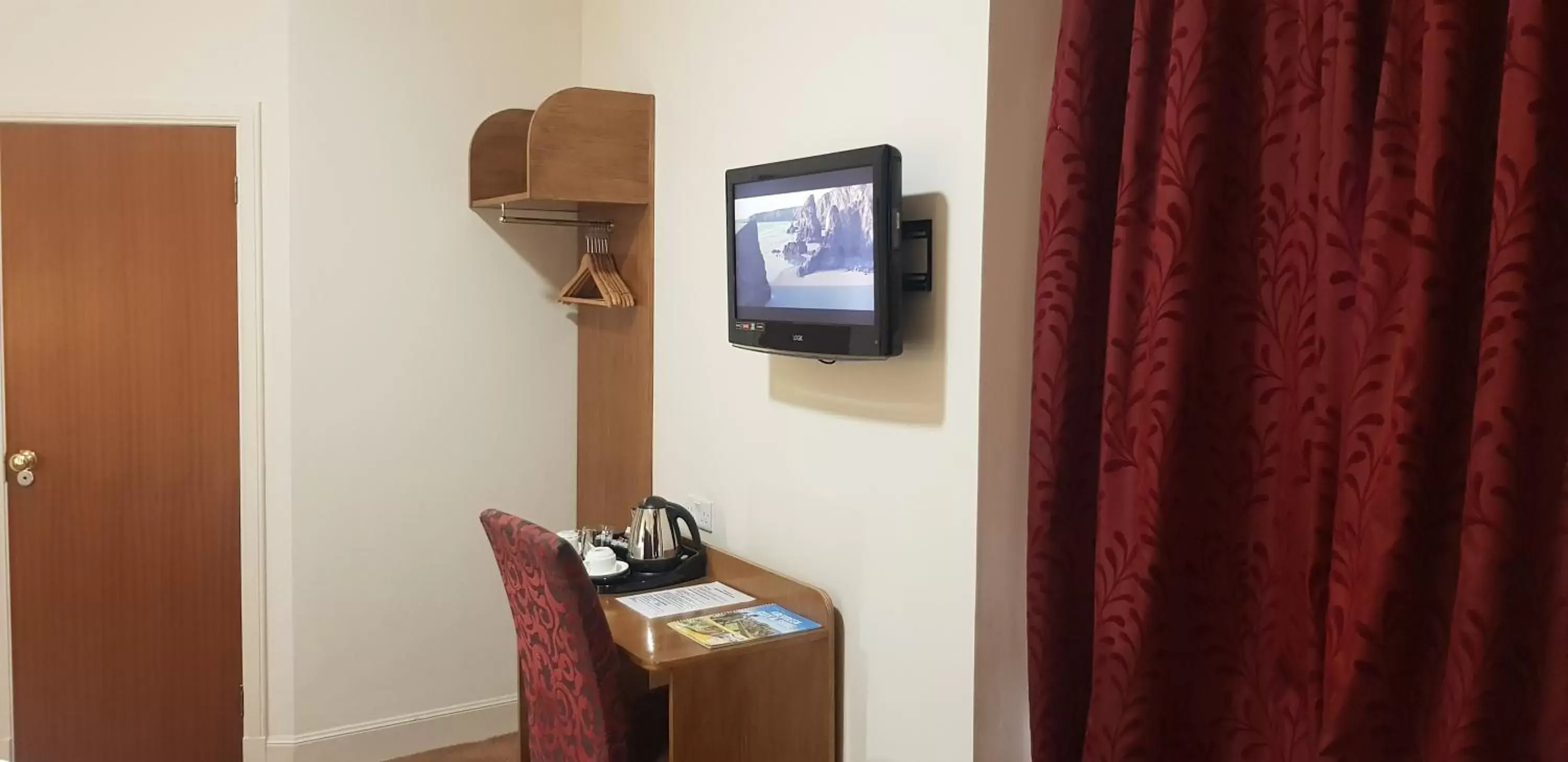 TV and multimedia, TV/Entertainment Center in Aberdeen House Hotel