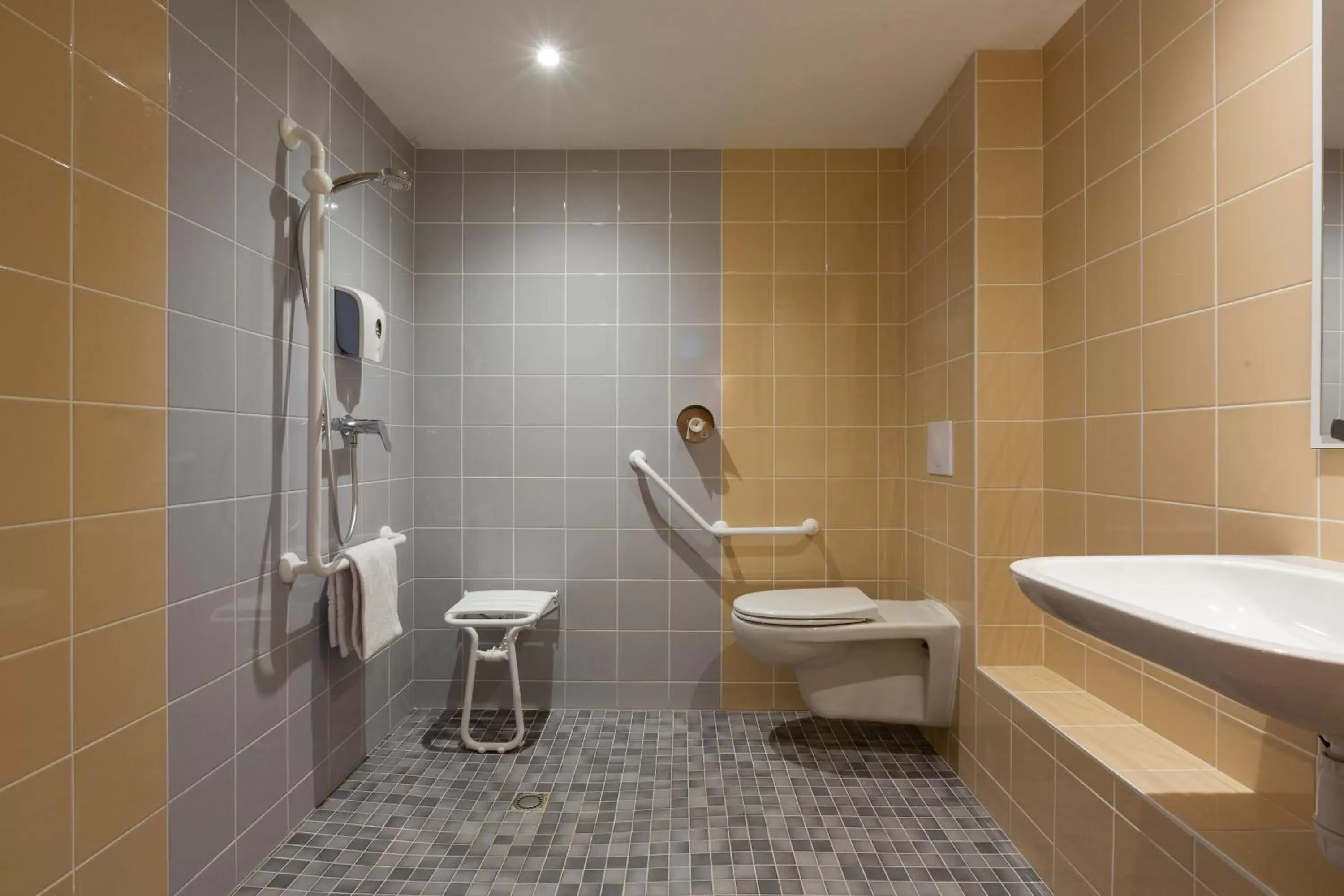 Bathroom in Premiere Classe Nantes Ouest - St Herblain