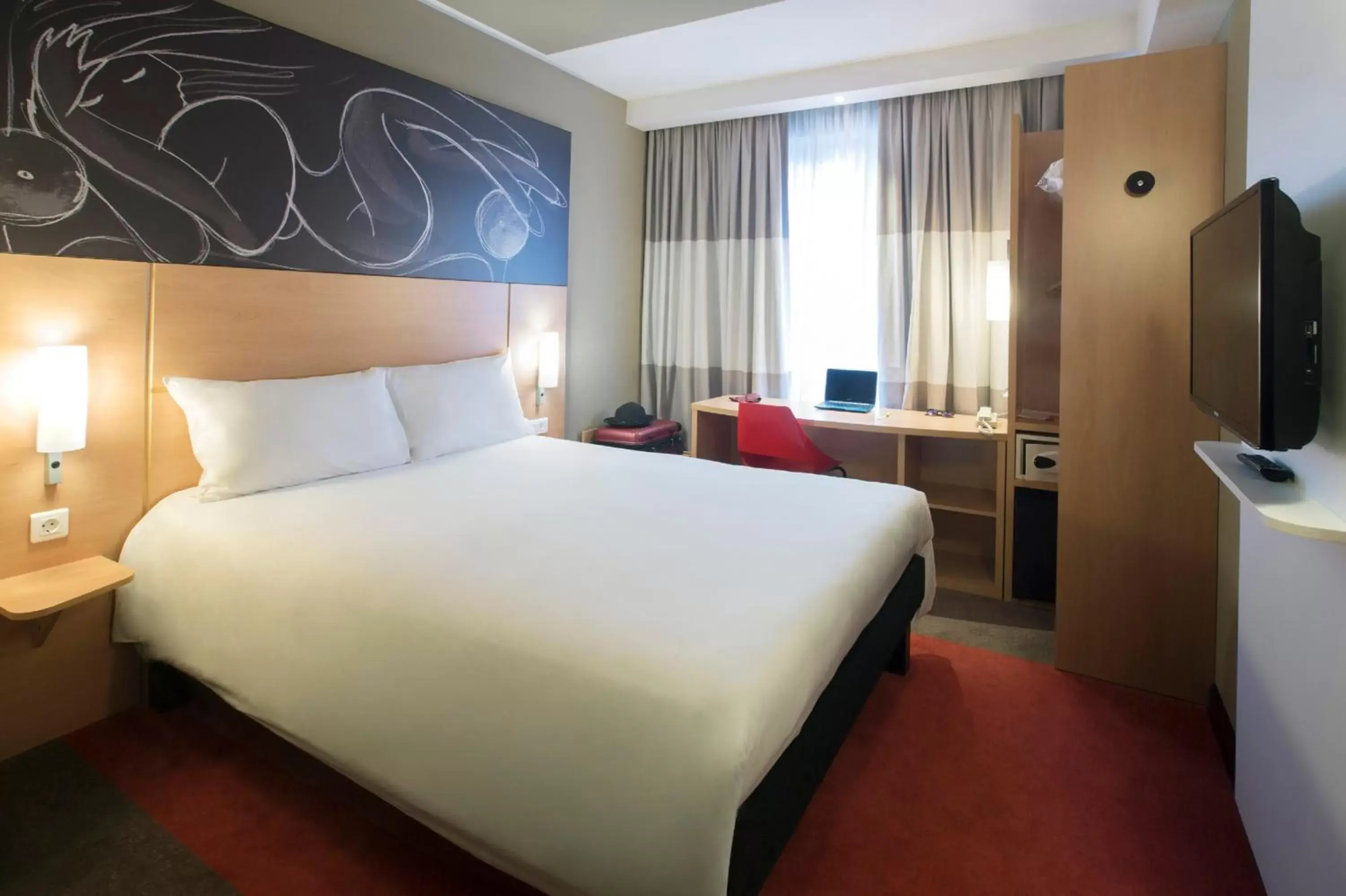 Photo of the whole room, Bed in ibis Yerevan Center
