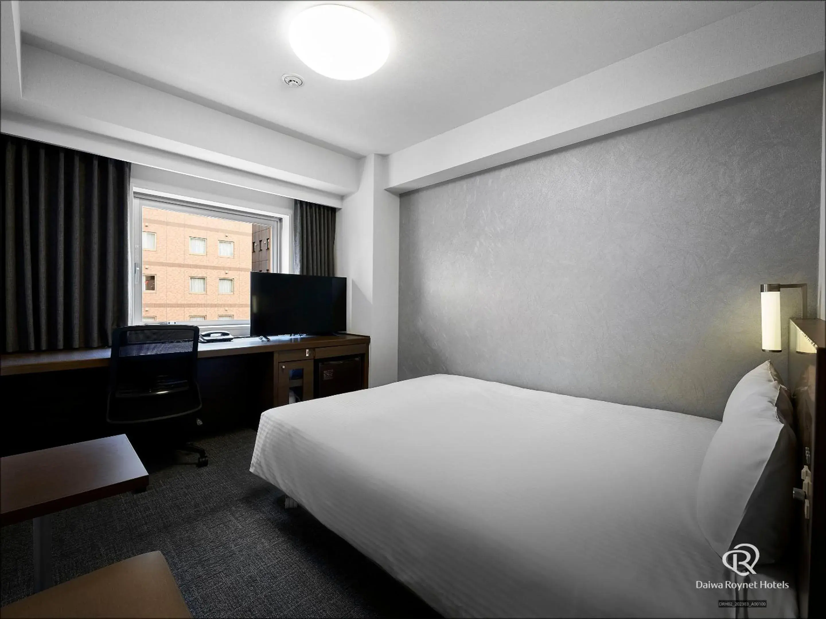 Photo of the whole room, Bed in Daiwa Roynet Hotel Yokohama Kannai
