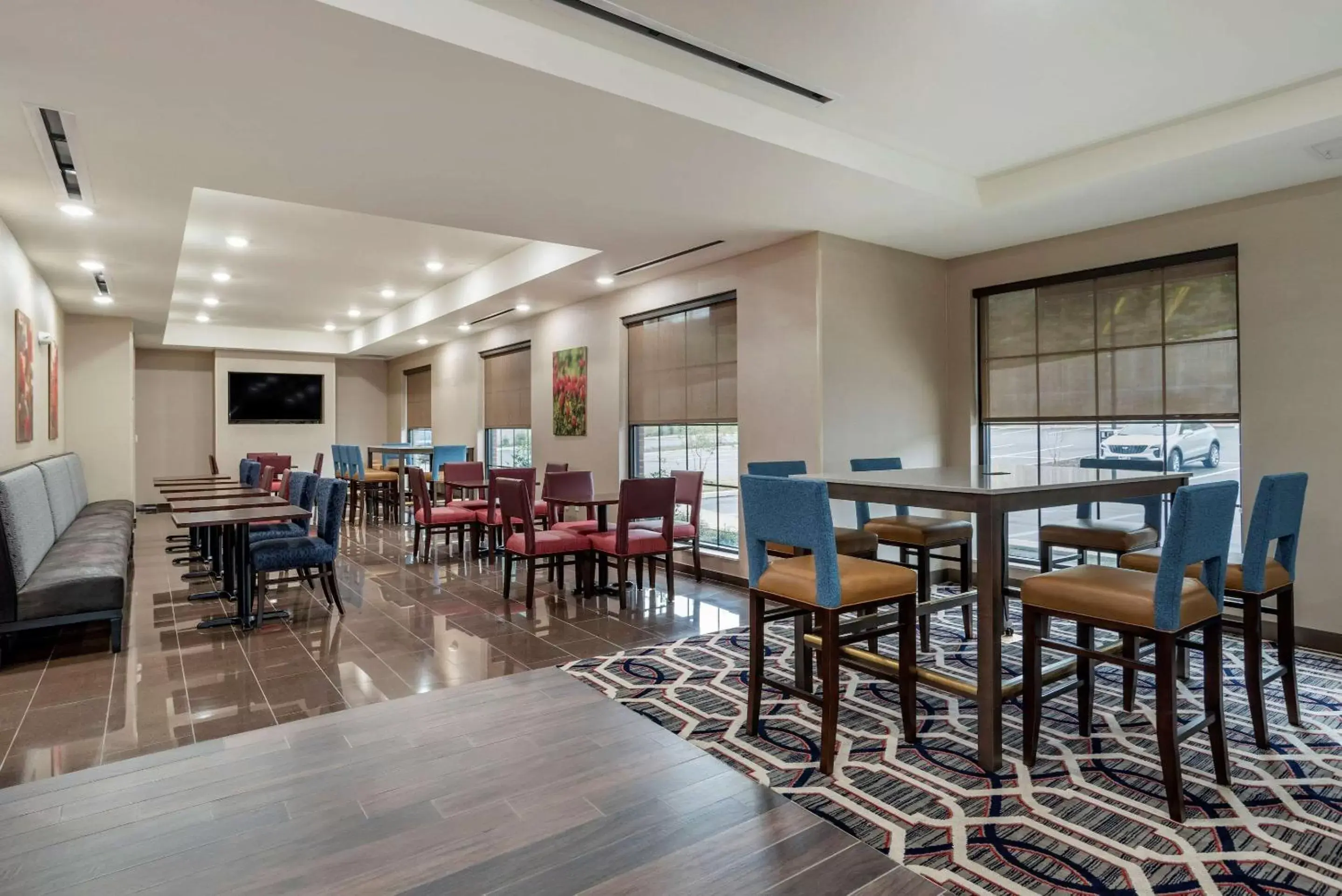 Restaurant/Places to Eat in Comfort Inn & Suites Downtown near University