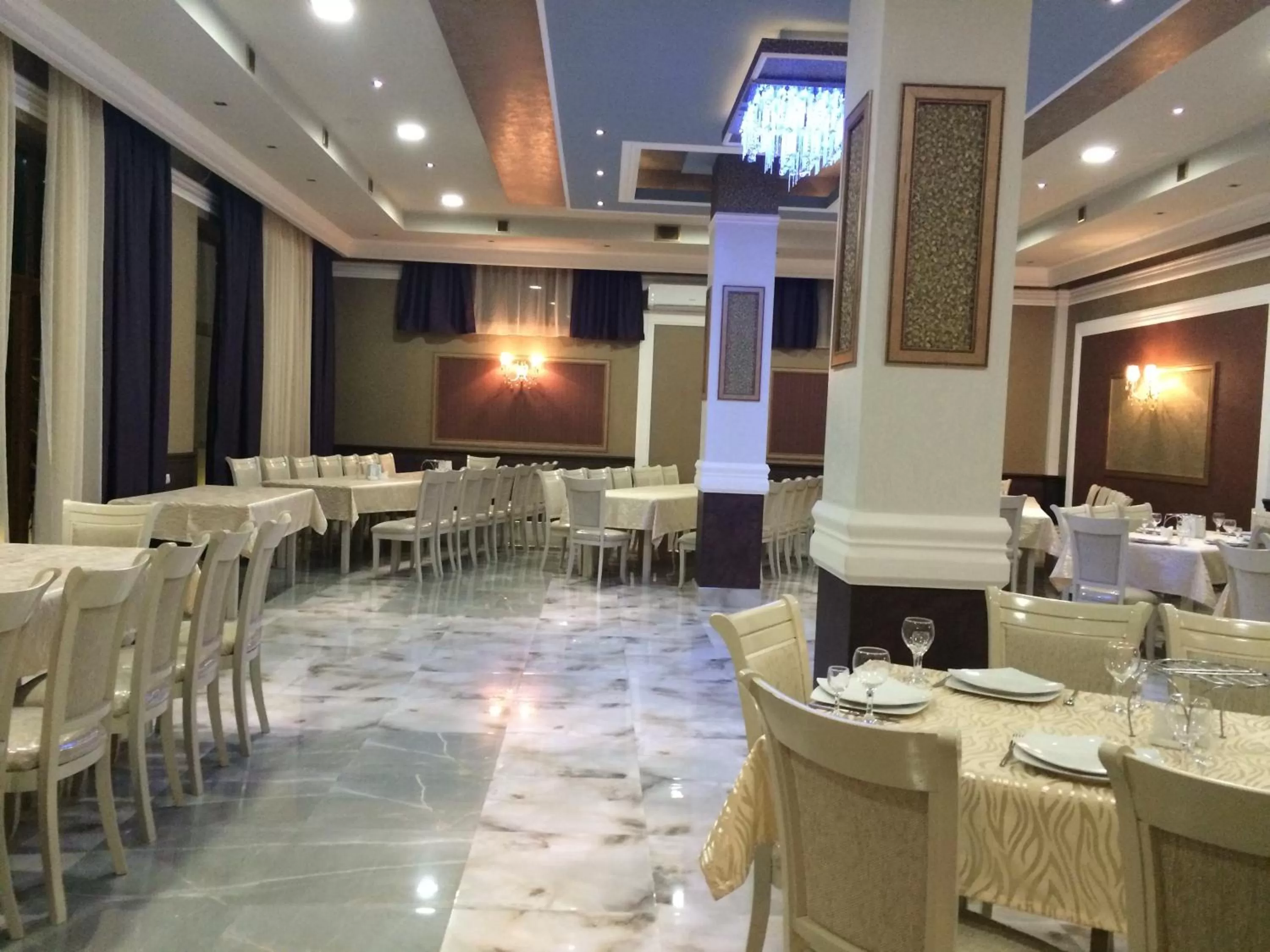 Restaurant/places to eat in Lara Hotel