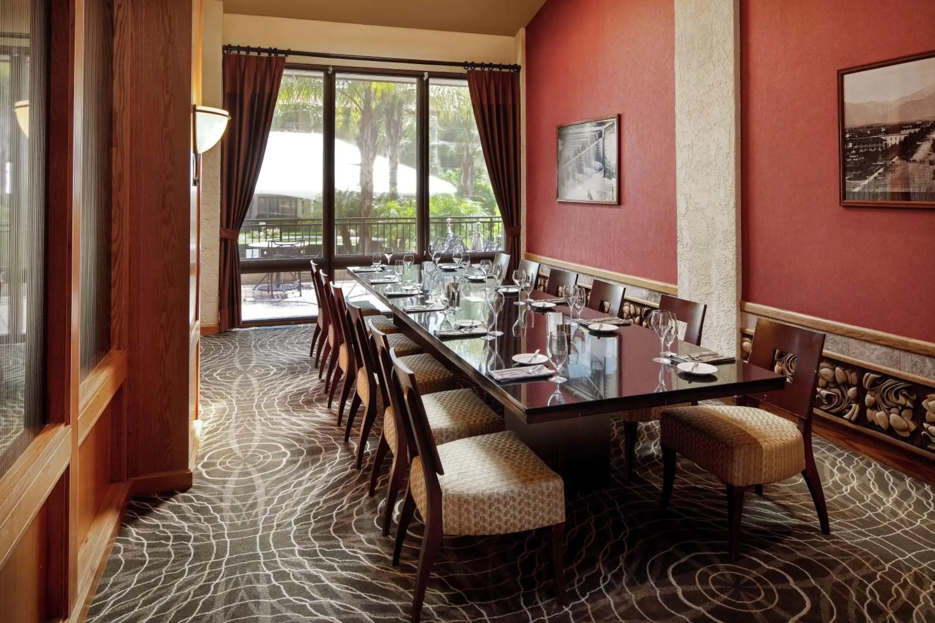 Meeting/conference room, Restaurant/Places to Eat in DoubleTree by Hilton Ontario Airport