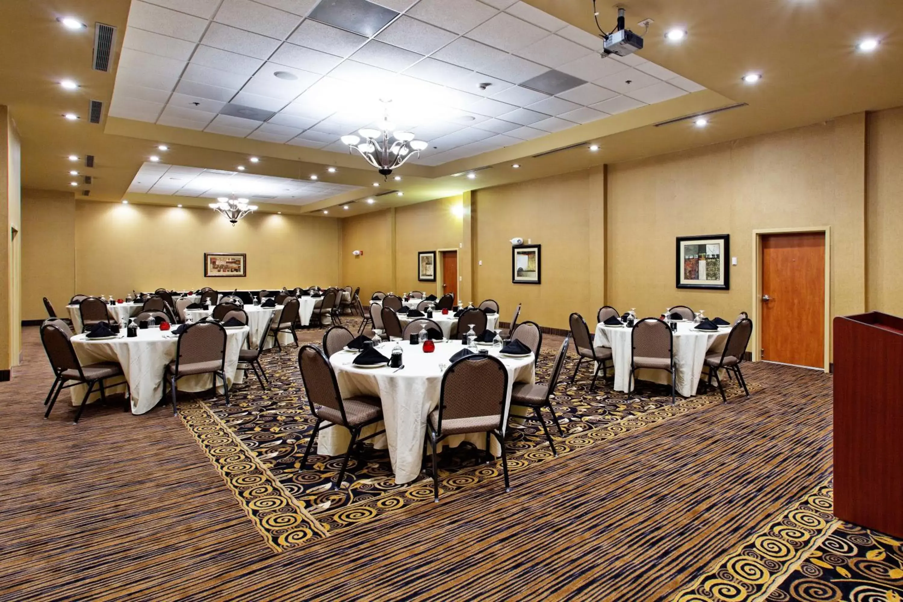 Meeting/conference room, Restaurant/Places to Eat in Holiday Inn Hotels Batesville, an IHG Hotel