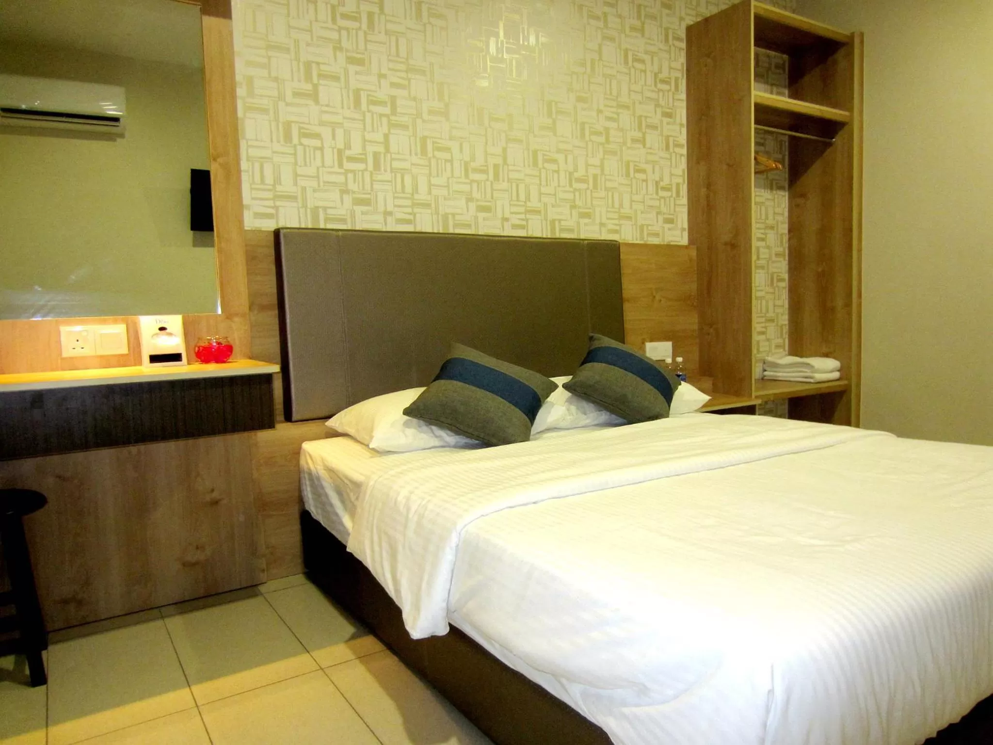 Bedroom, Bed in RG Grand Hotel