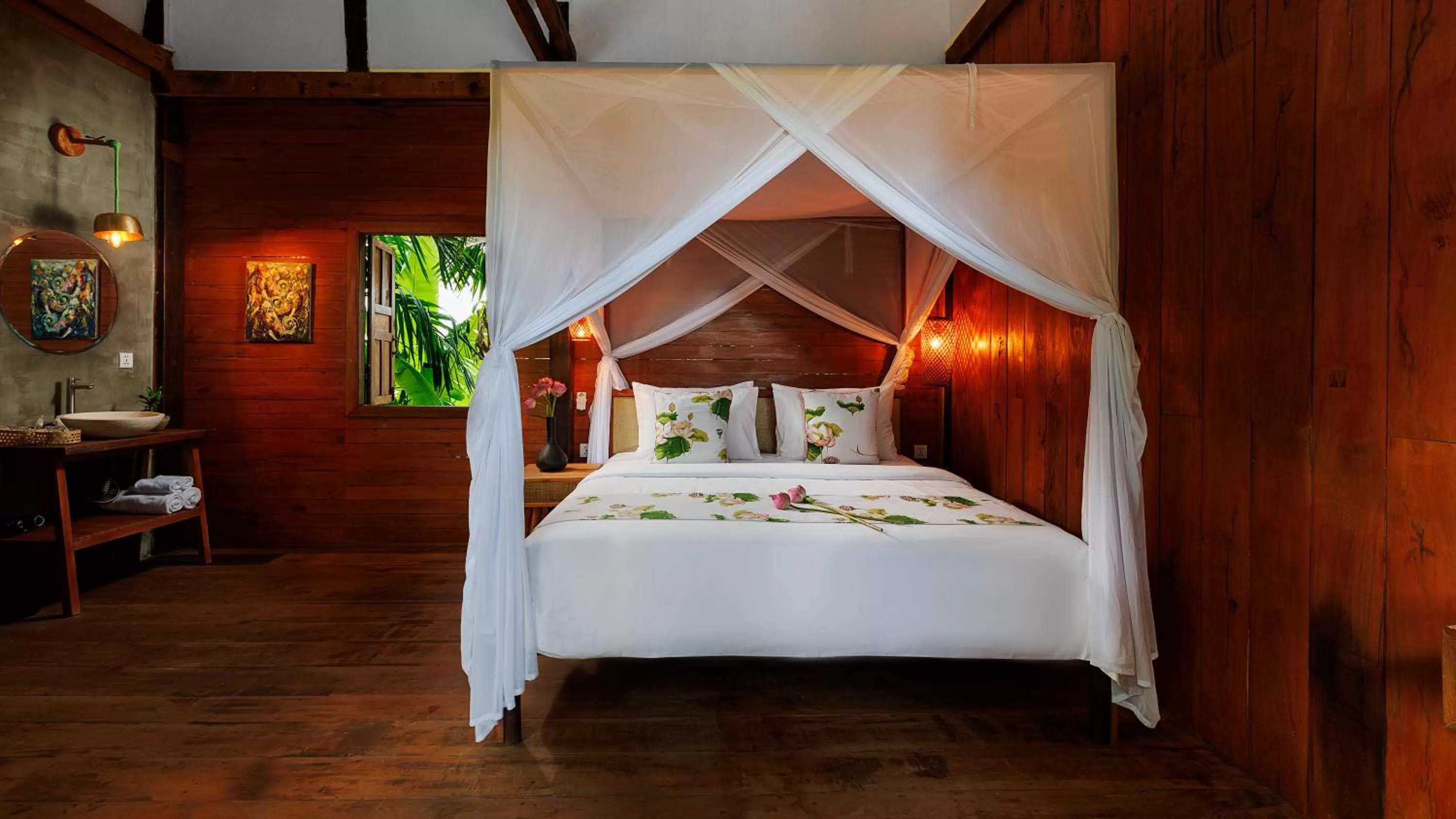 Bed in Dontrei Villa Angkor