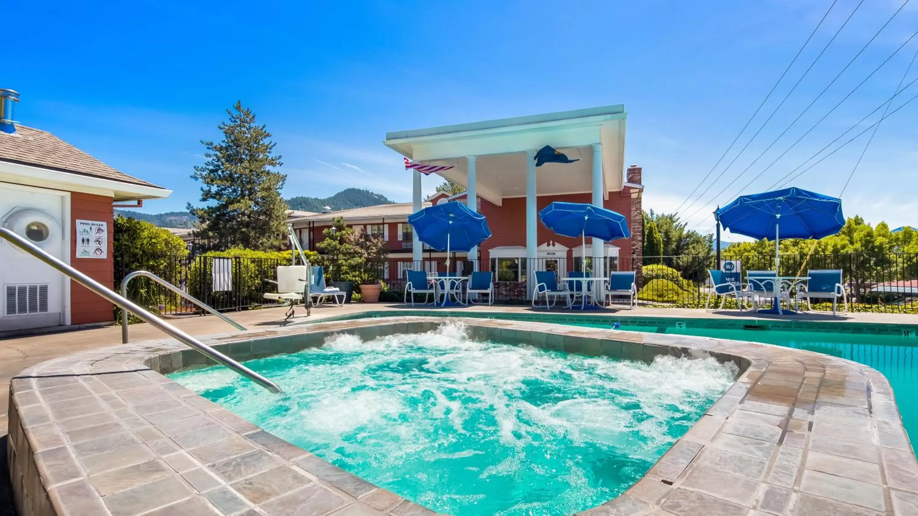 Hot Tub, Swimming Pool in Best Western Grants Pass Inn