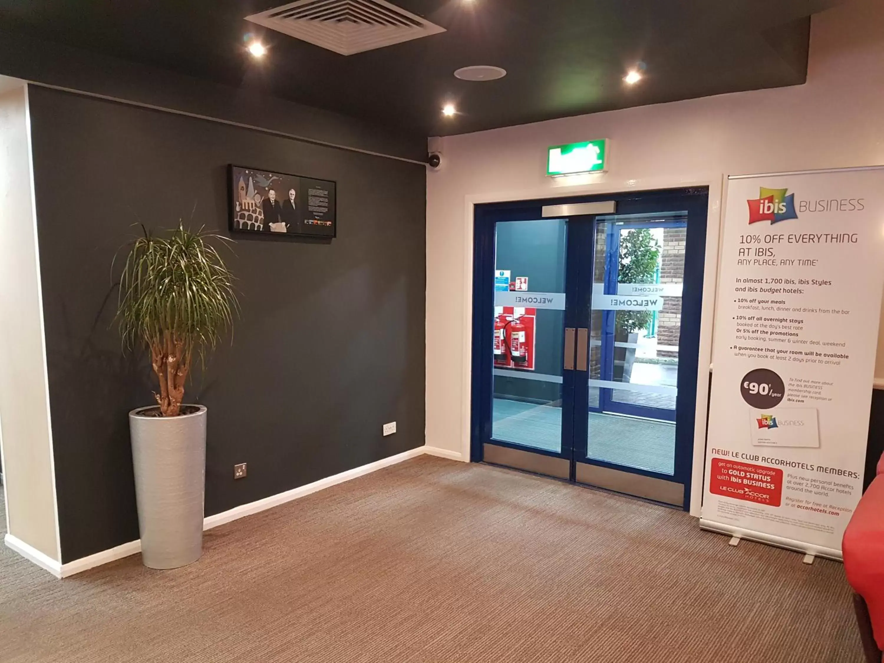 Lobby or reception in ibis Cardiff Gate - International Business Park