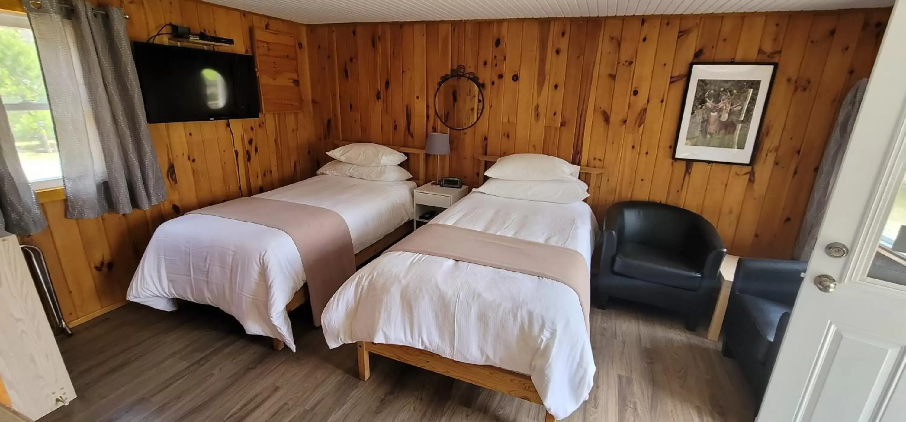 Bed in Parkway Cottage Resort and Trading Post