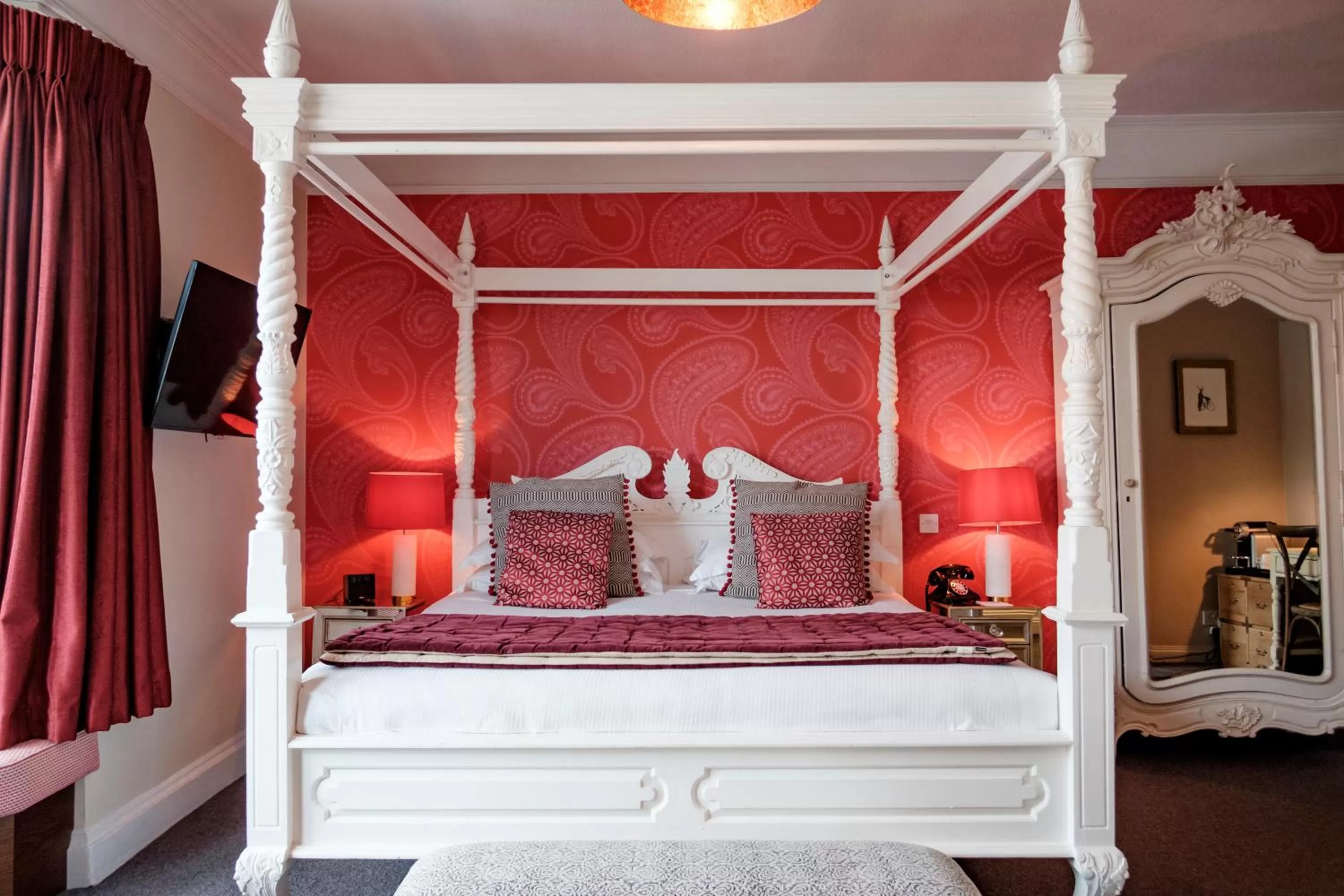 Bedroom, Bed in The Bull Hotel