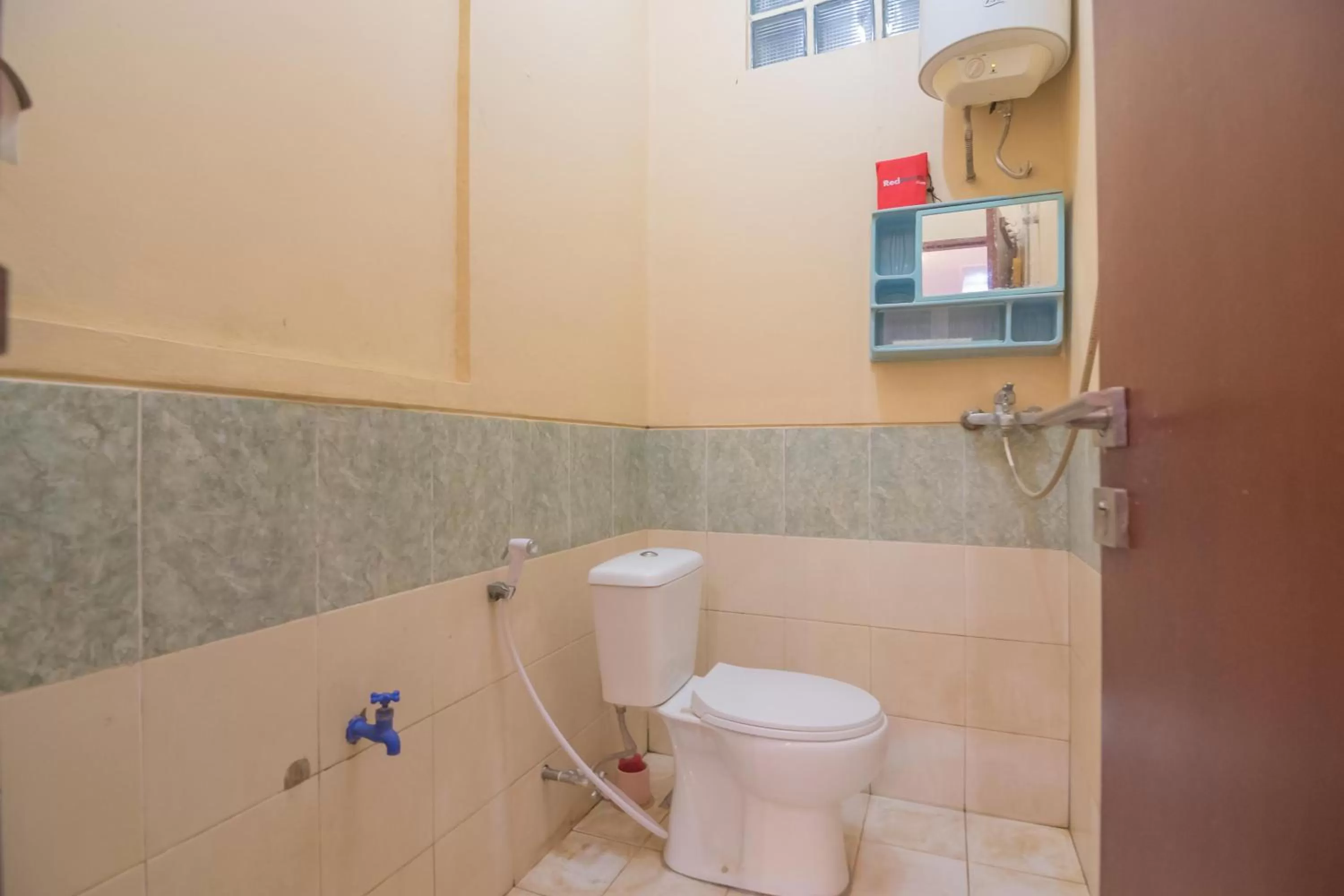 Bathroom in RedDoorz Syariah near Margahayu Raya