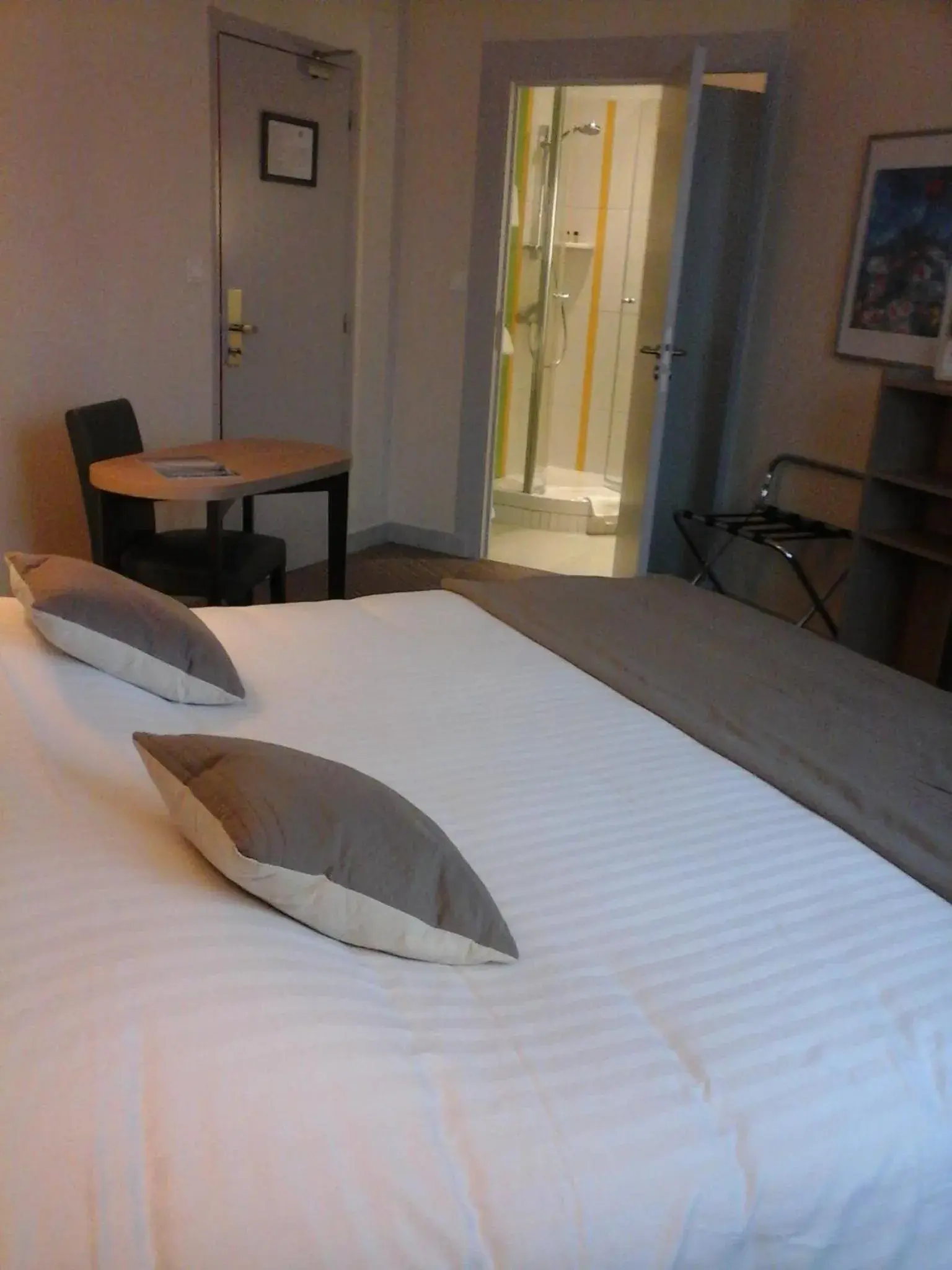 Bedroom, Bed in Hôtel Carmin