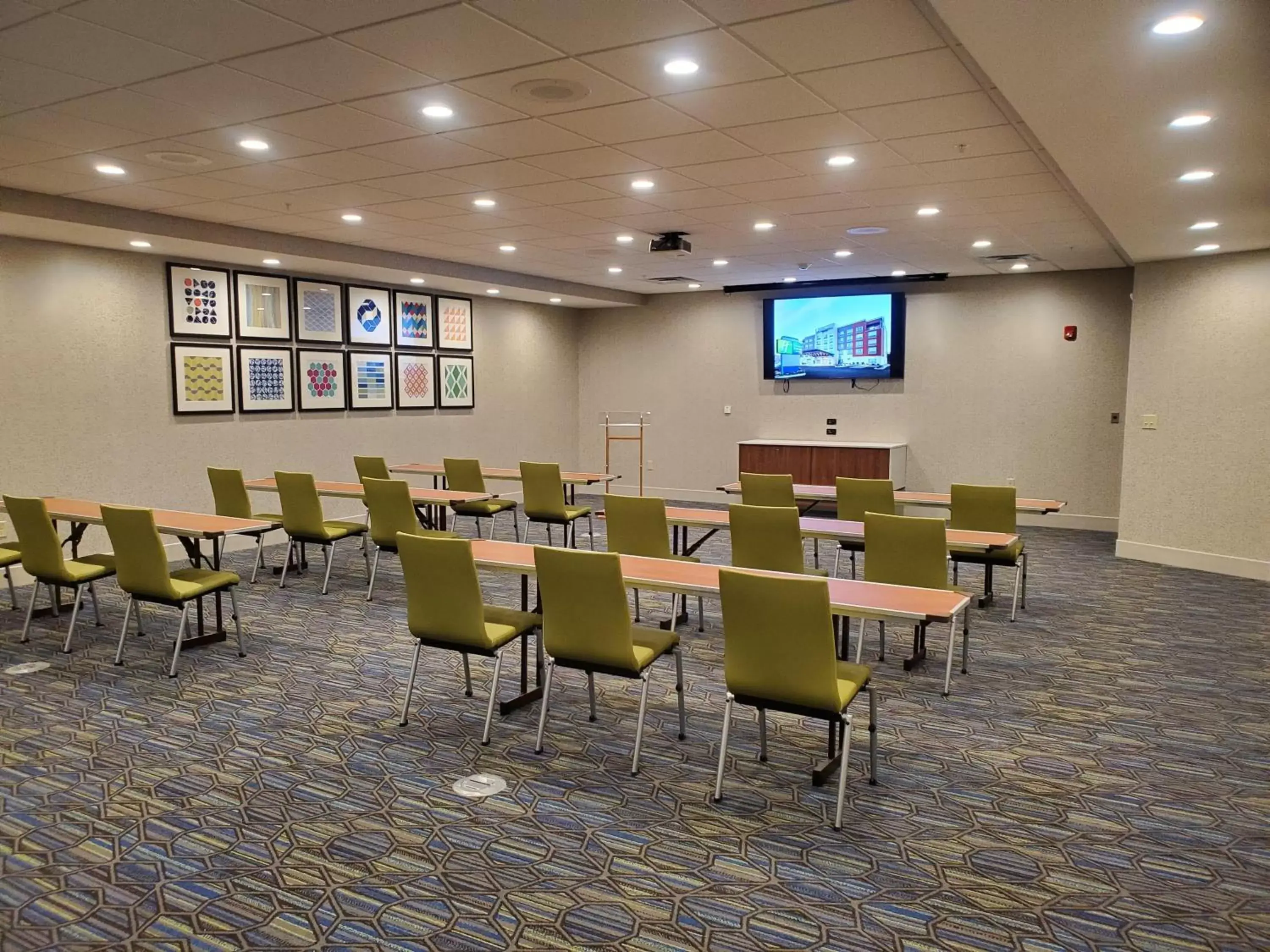 Meeting/conference room in Holiday Inn Express & Suites Sandusky, an IHG Hotel