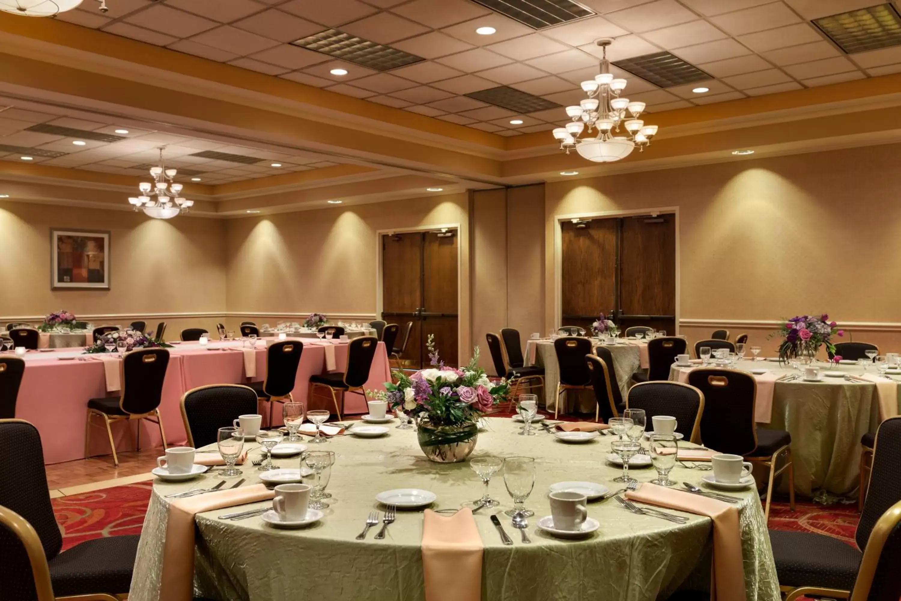 Banquet/Function facilities, Restaurant/Places to Eat in Crowne Plaza Auburn Hills, an IHG Hotel