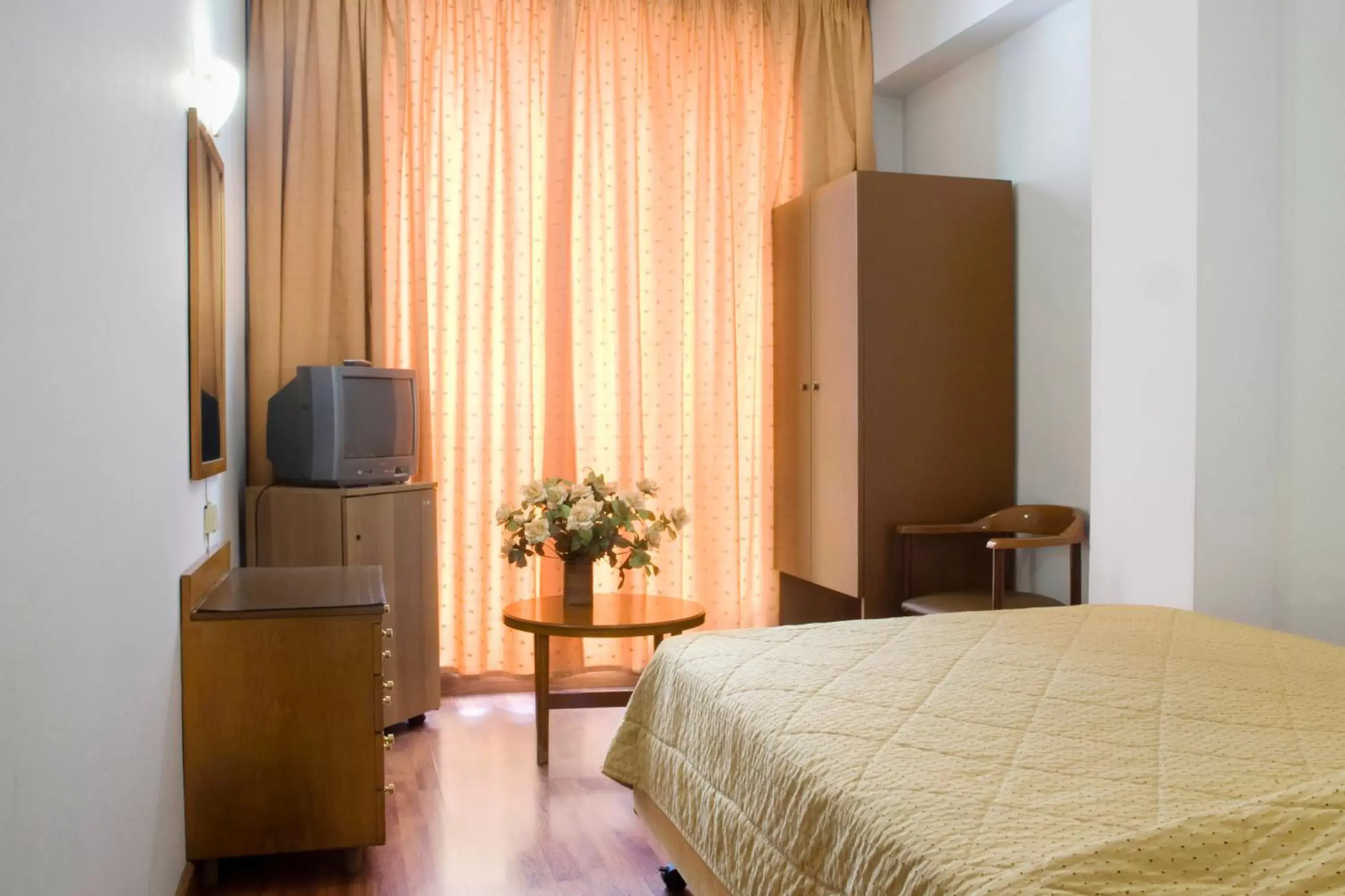 Bed, TV/Entertainment Center in Arethusa Hotel