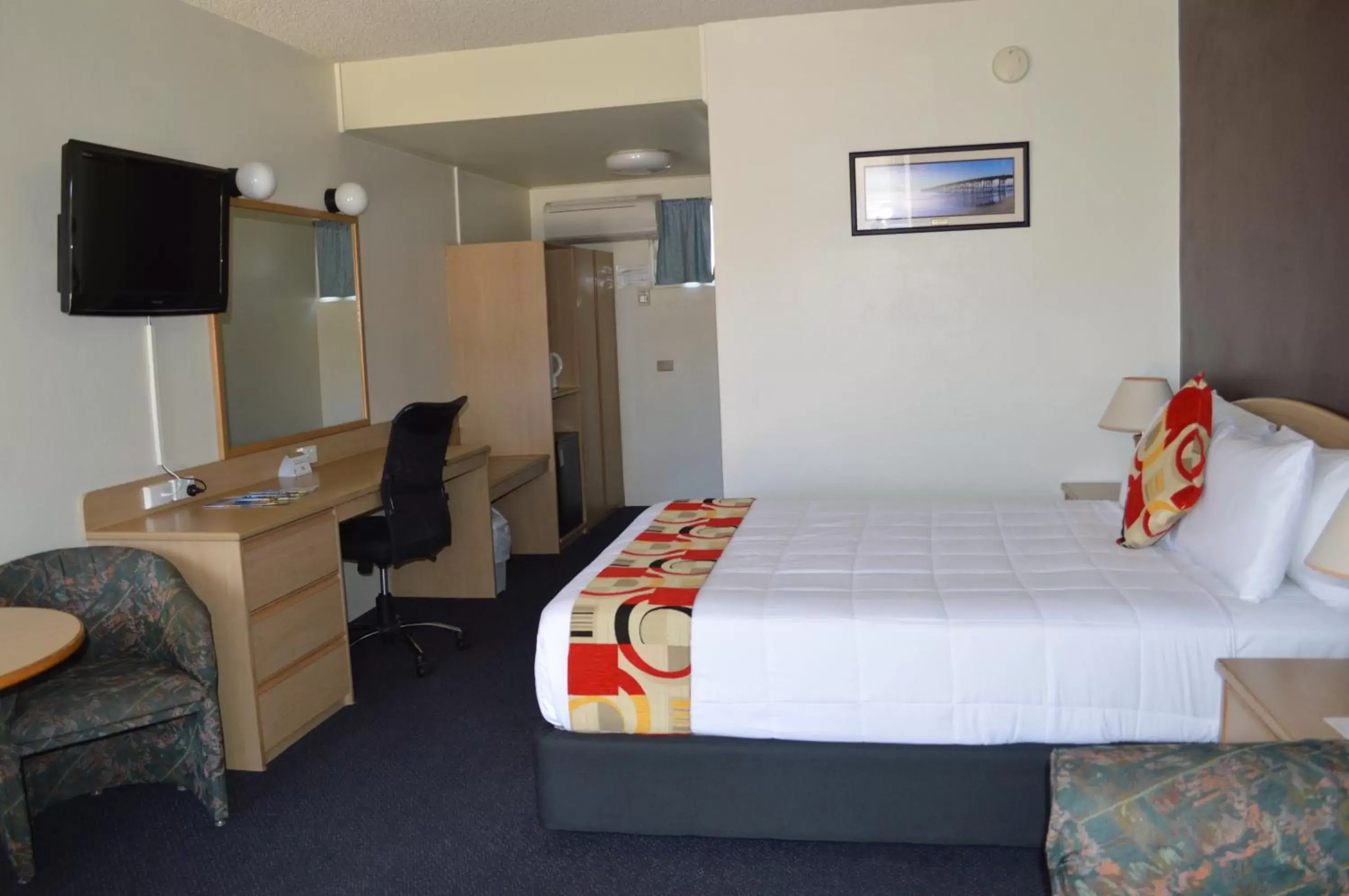 Photo of the whole room, Bed in Best Western Zebra Motel