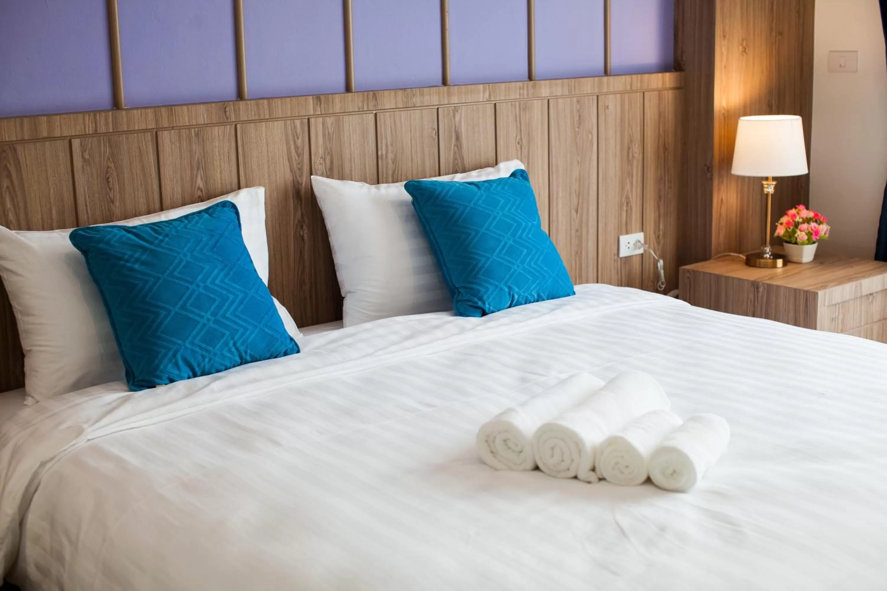 Bedroom, Bed in Anchan Laguna Hotel โรงแรมอัญชันลากูน่า