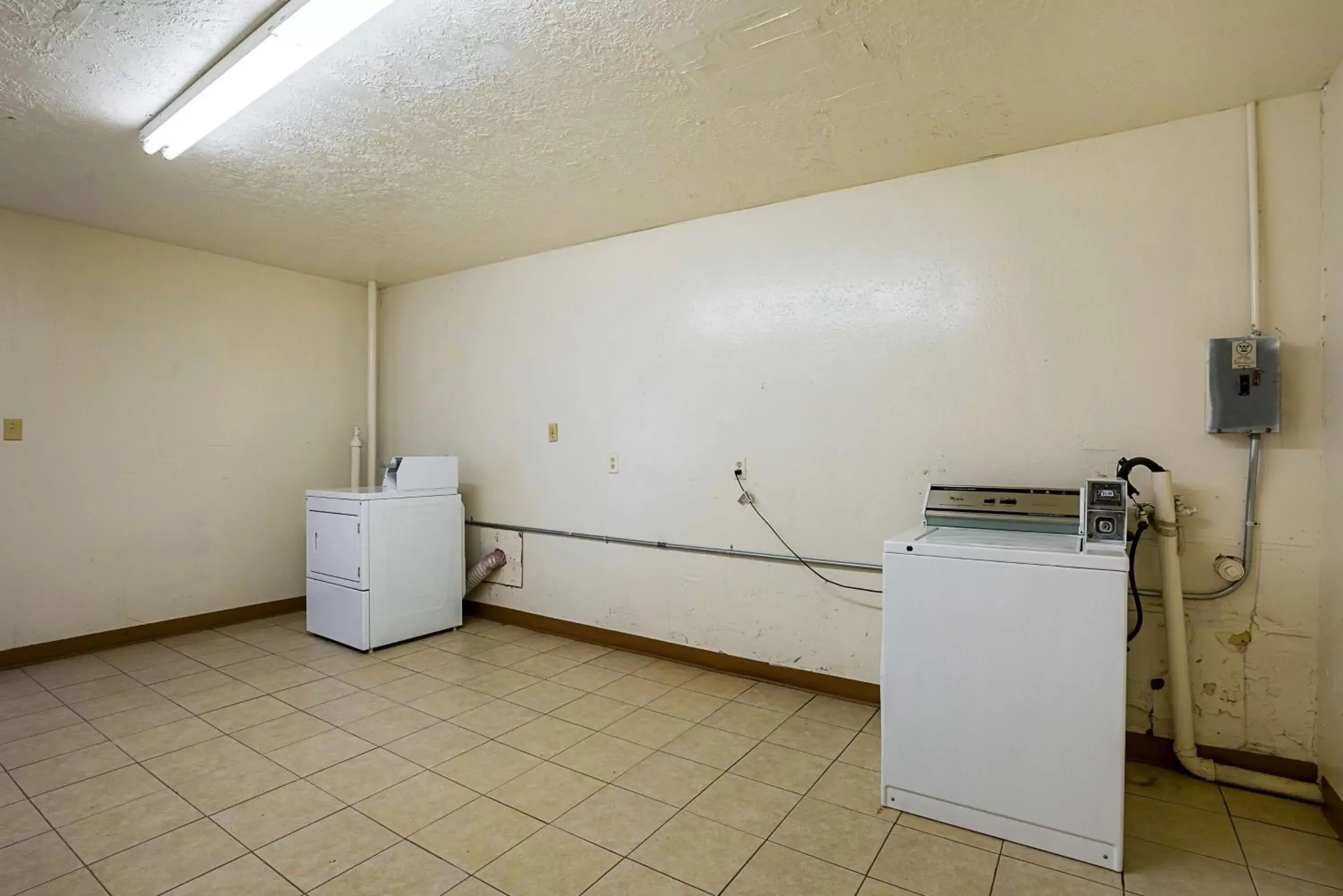 laundry, Kitchen/Kitchenette in Motel 6-Madisonville, TX