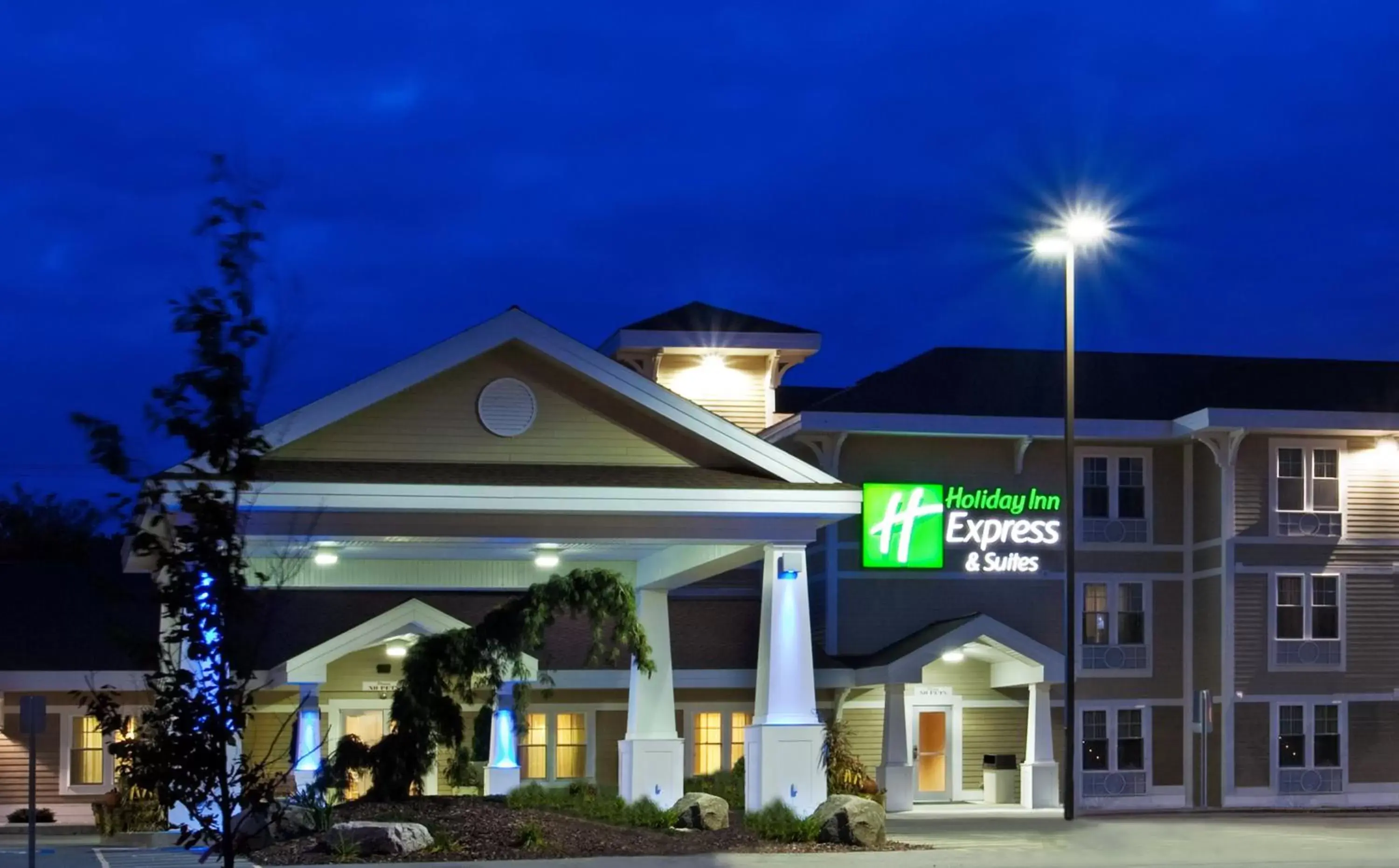 Property Building in Holiday Inn Express & Suites Iron Mountain, an IHG Hotel