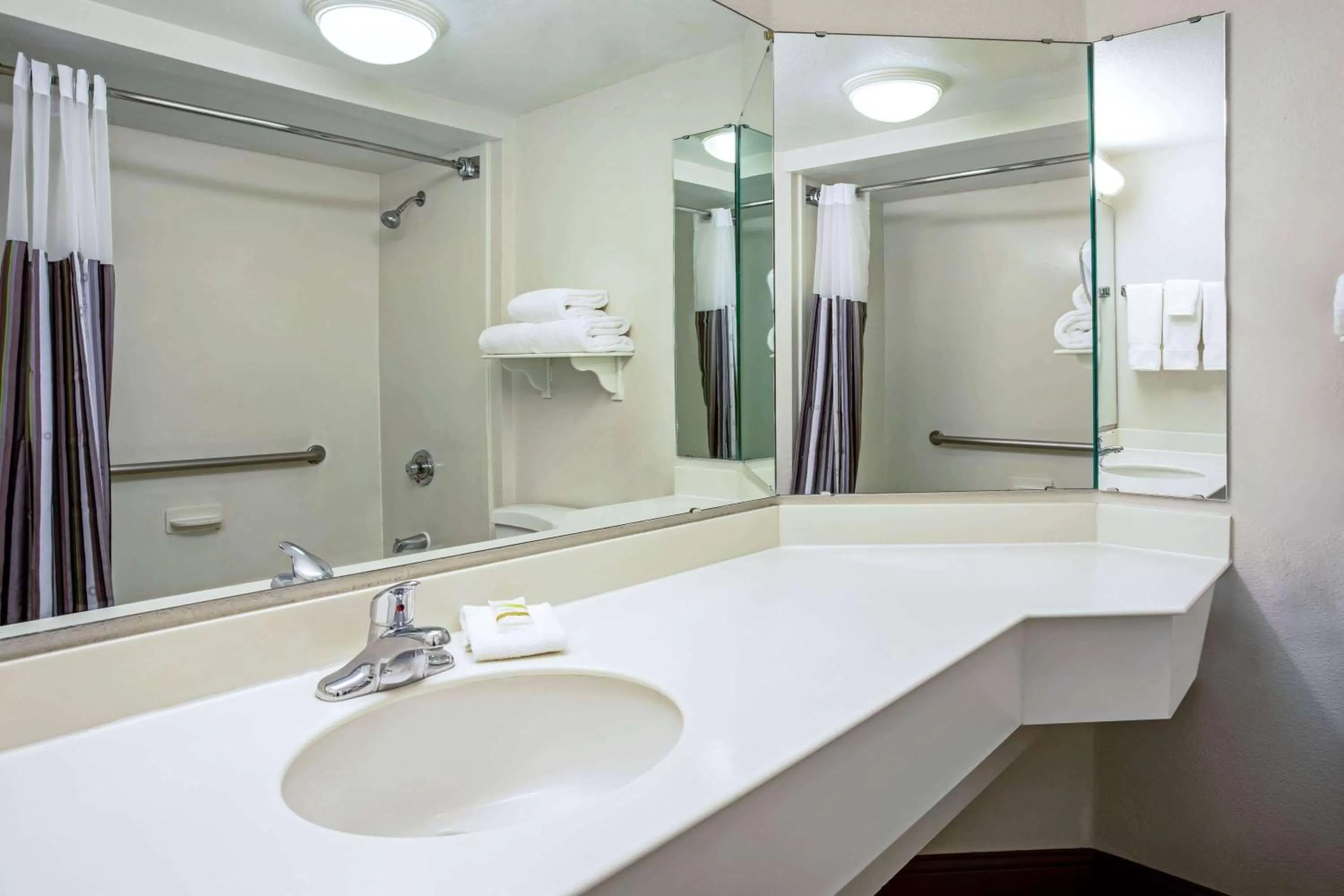 Bathroom in La Quinta by Wyndham Tucson Airport