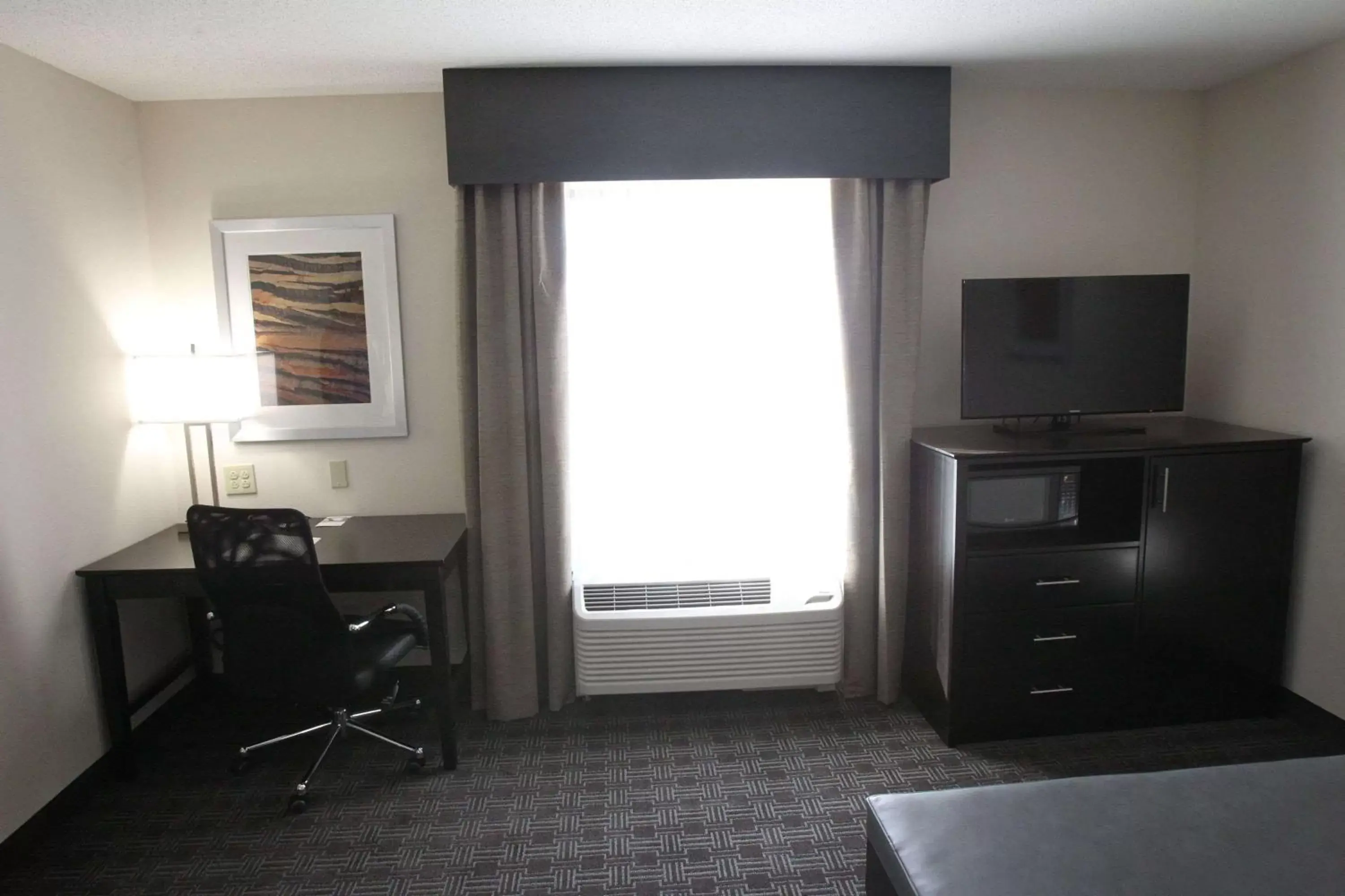 Bed, TV/Entertainment Center in Hampton Inn & Suites Seneca-Clemson Area