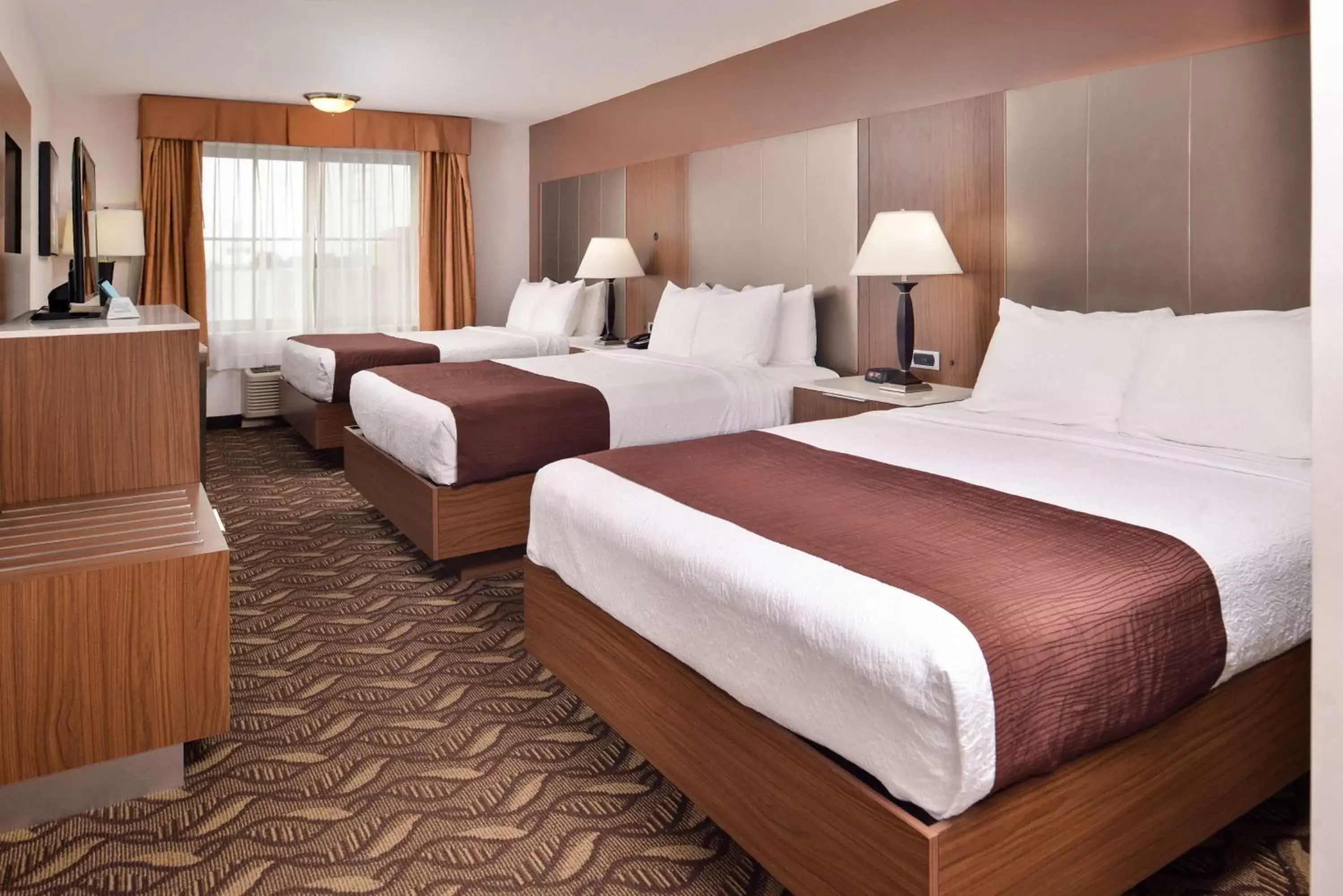 Photo of the whole room, Bed in Best Western Airport Plaza Inn Hotel - Los Angeles LAX