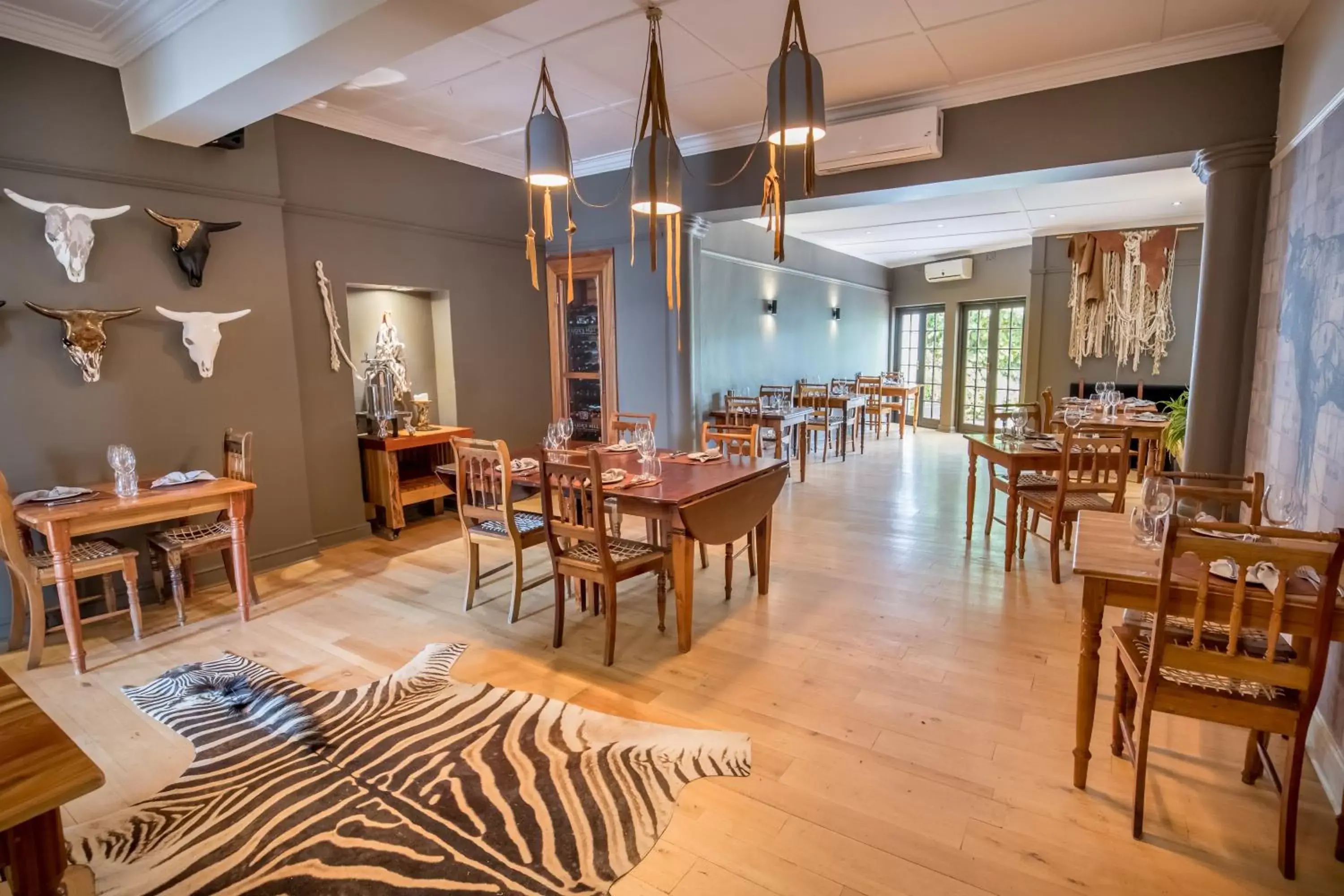 Restaurant/Places to Eat in Mimosa Lodge
