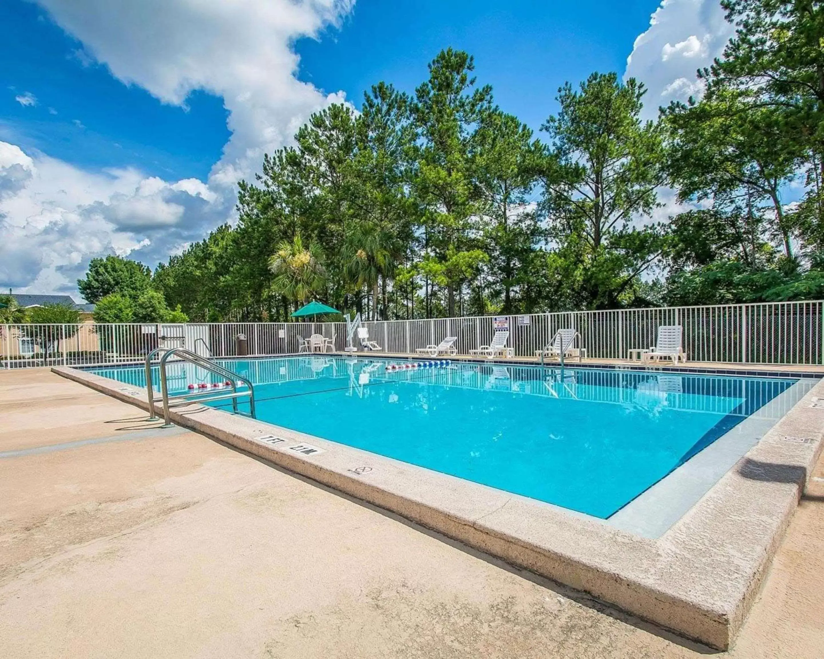 On site, Swimming Pool in Rodeway Inn Gainesville - University Area