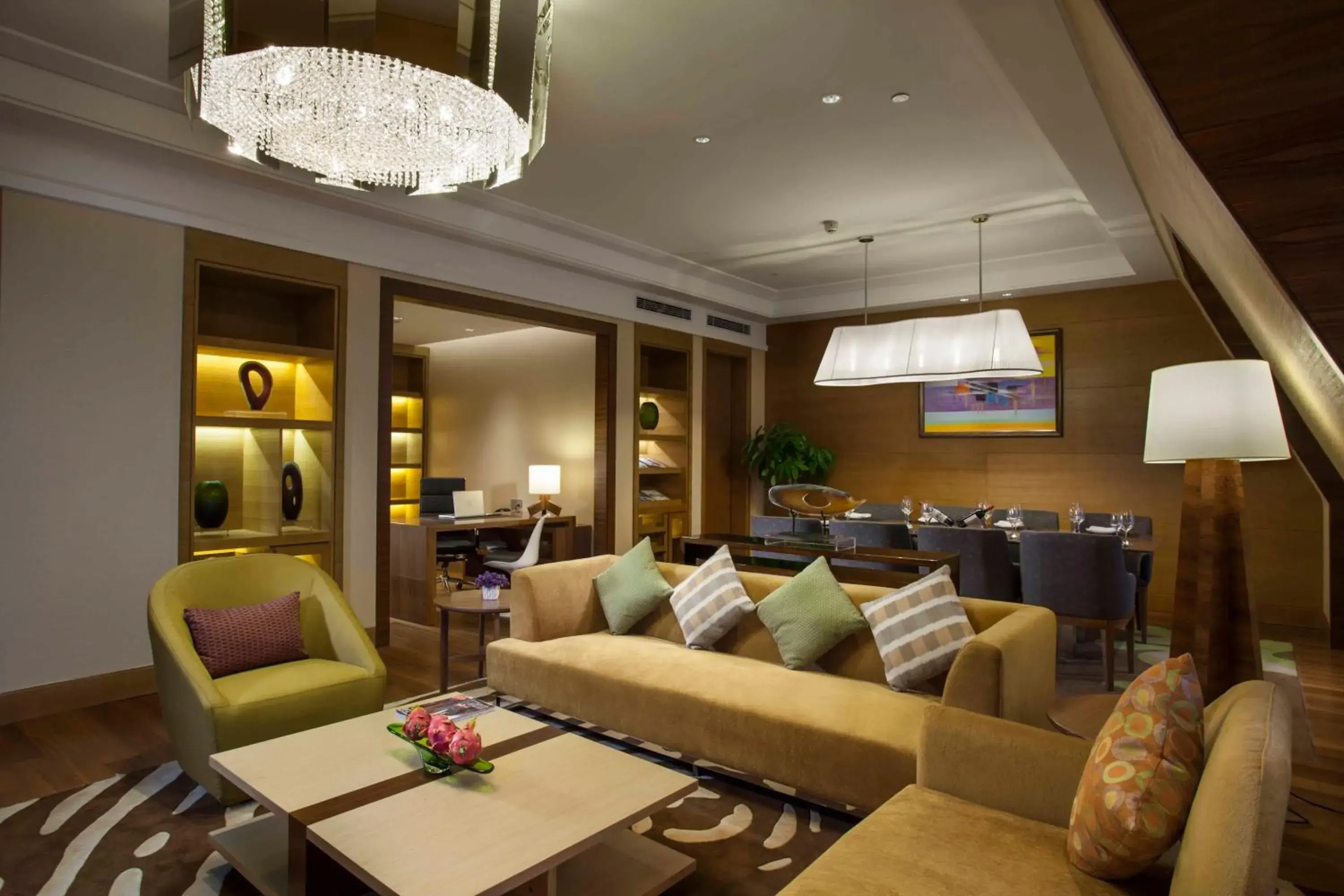 Photo of the whole room, Seating Area in Holiday Inn Qingdao Expo, an IHG Hotel
