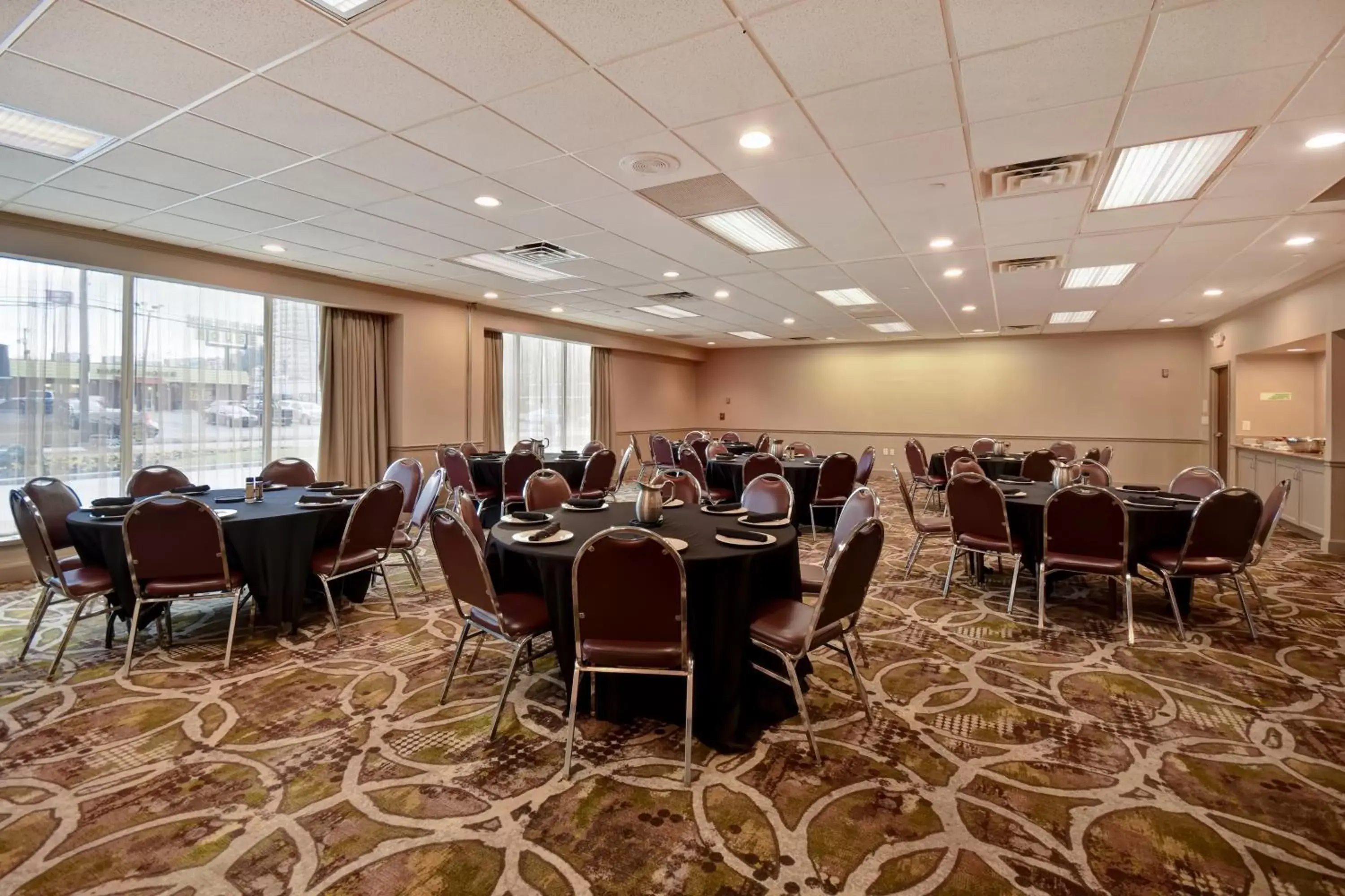 Meeting/conference room, Restaurant/Places to Eat in Holiday Inn Cincinnati-Riverfront, an IHG Hotel