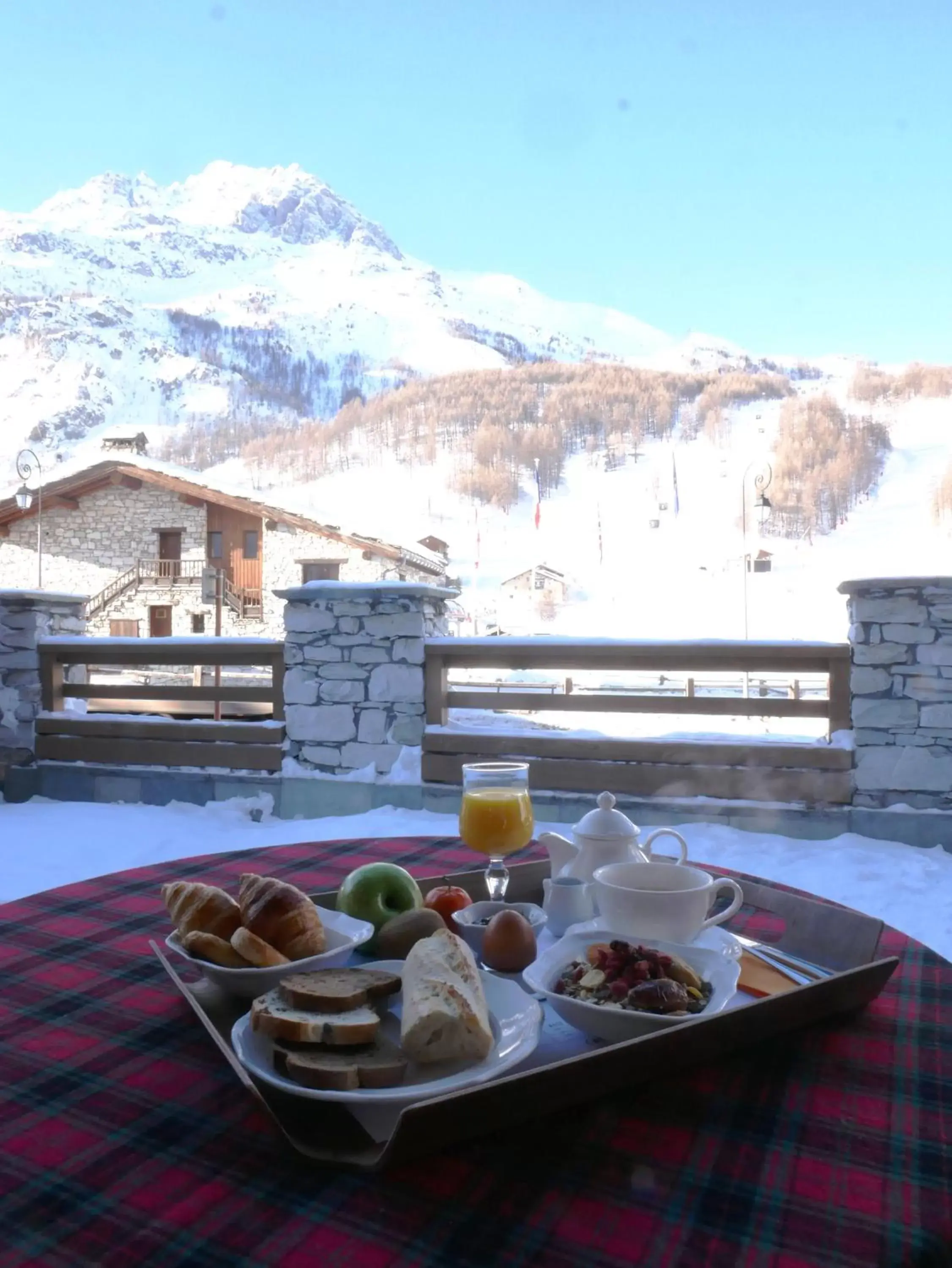 Breakfast, Winter in Hôtel Le Samovar