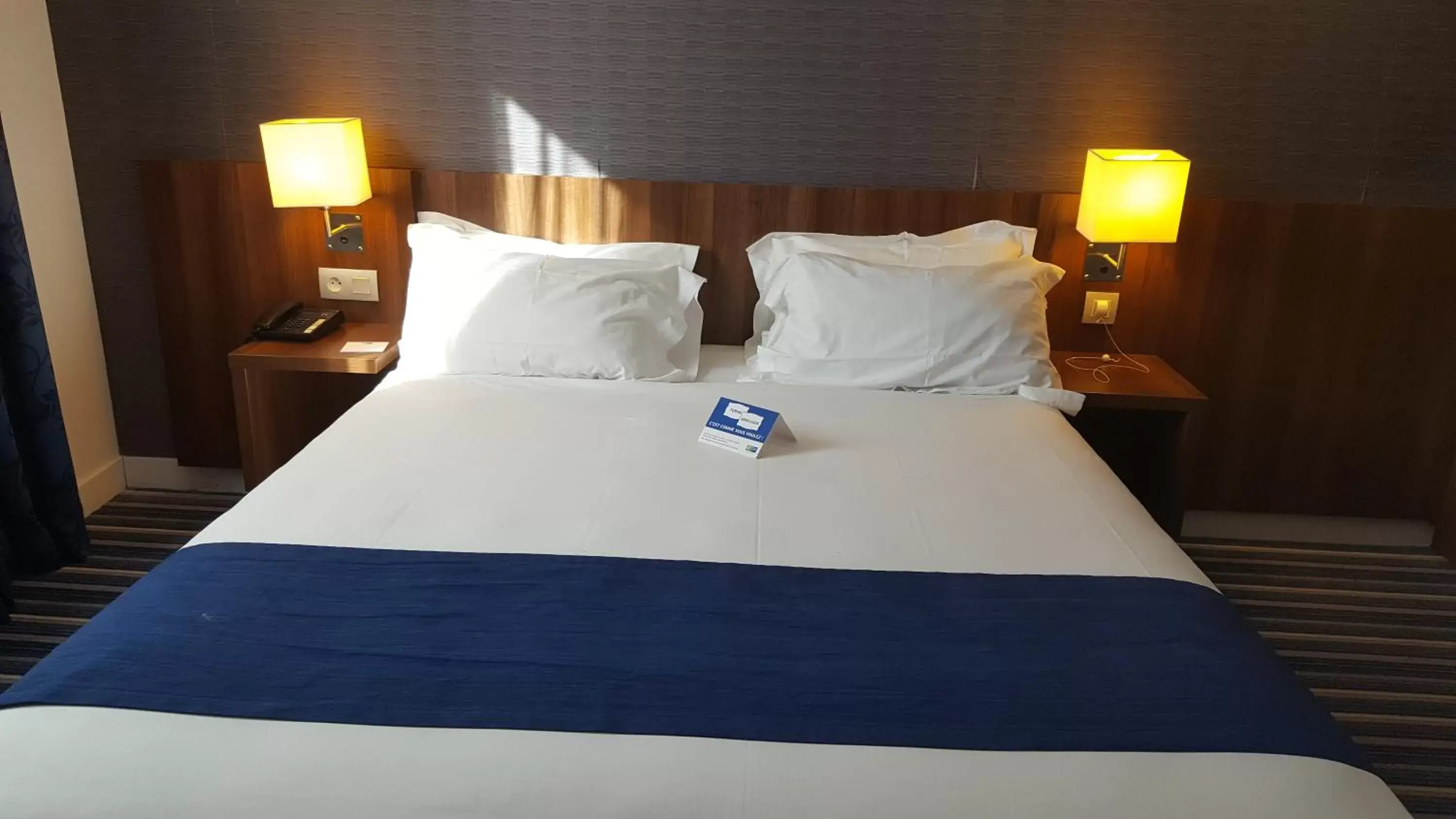 Facility for disabled guests, Bed in Holiday Inn Express Montpellier - Odysseum, an IHG Hotel