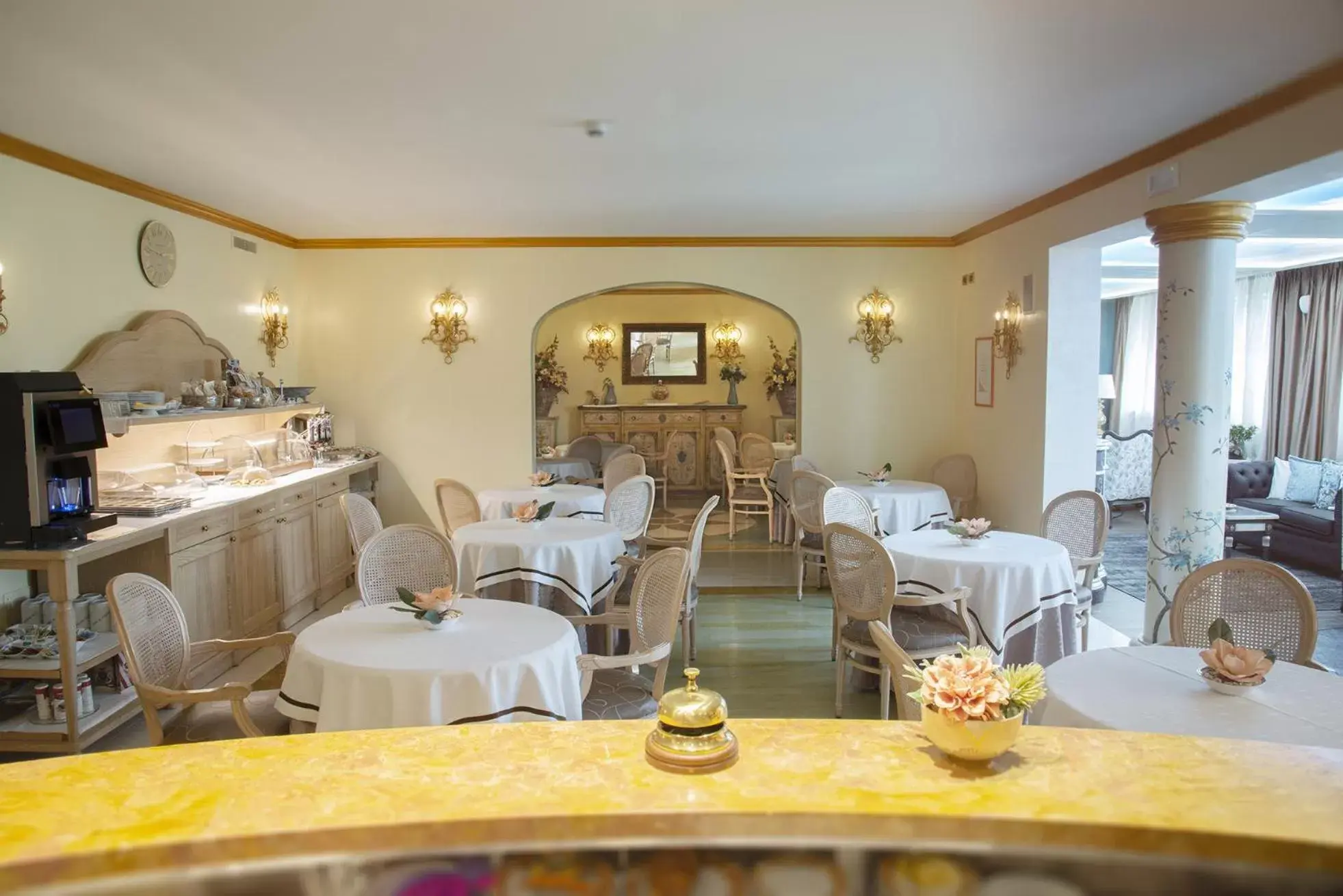 Lounge or bar in Vip's Motel Luxury Accommodation & Spa Lounge or bar in Vip's Motel Luxury Accommodation & Spa