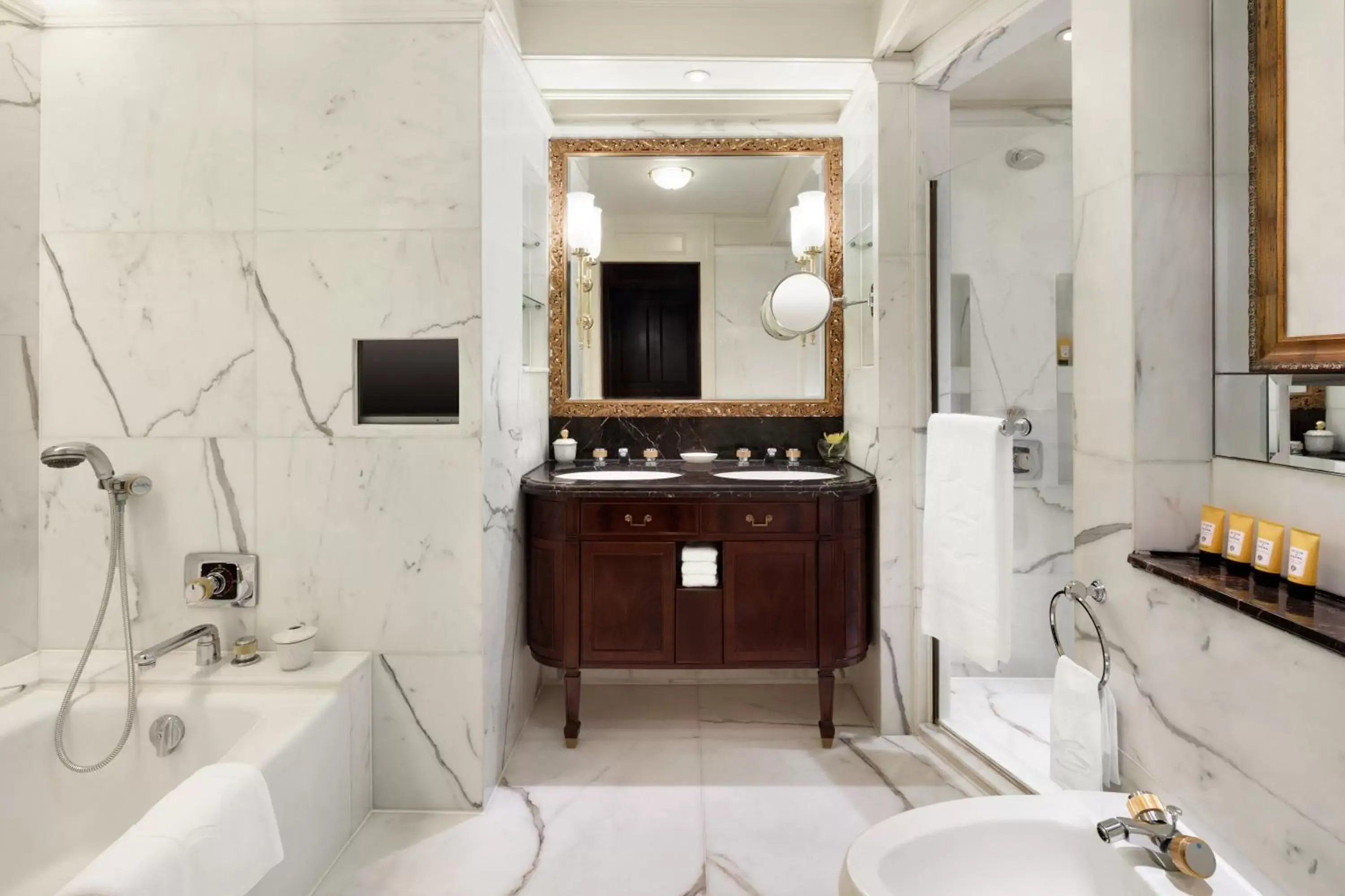 Bathroom in Island Shangri-La, Hong Kong