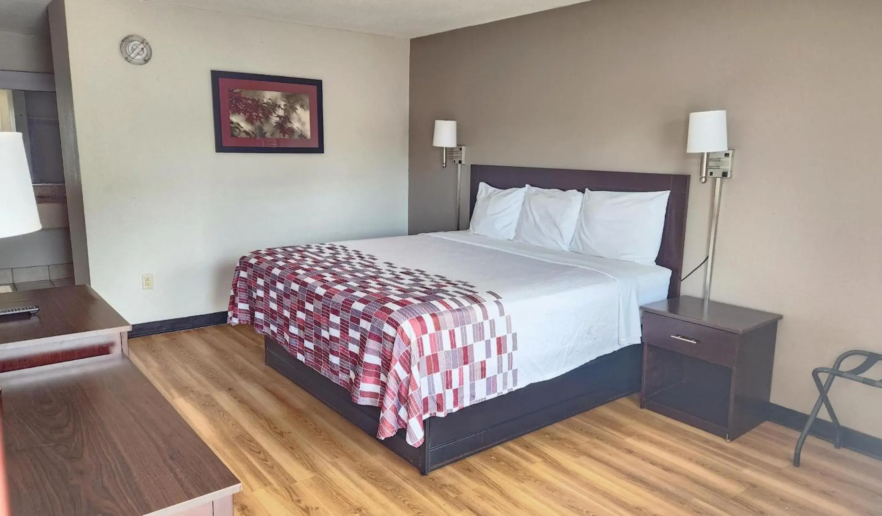 Photo of the whole room, Bed in Red Roof Inn Memphis - Airport