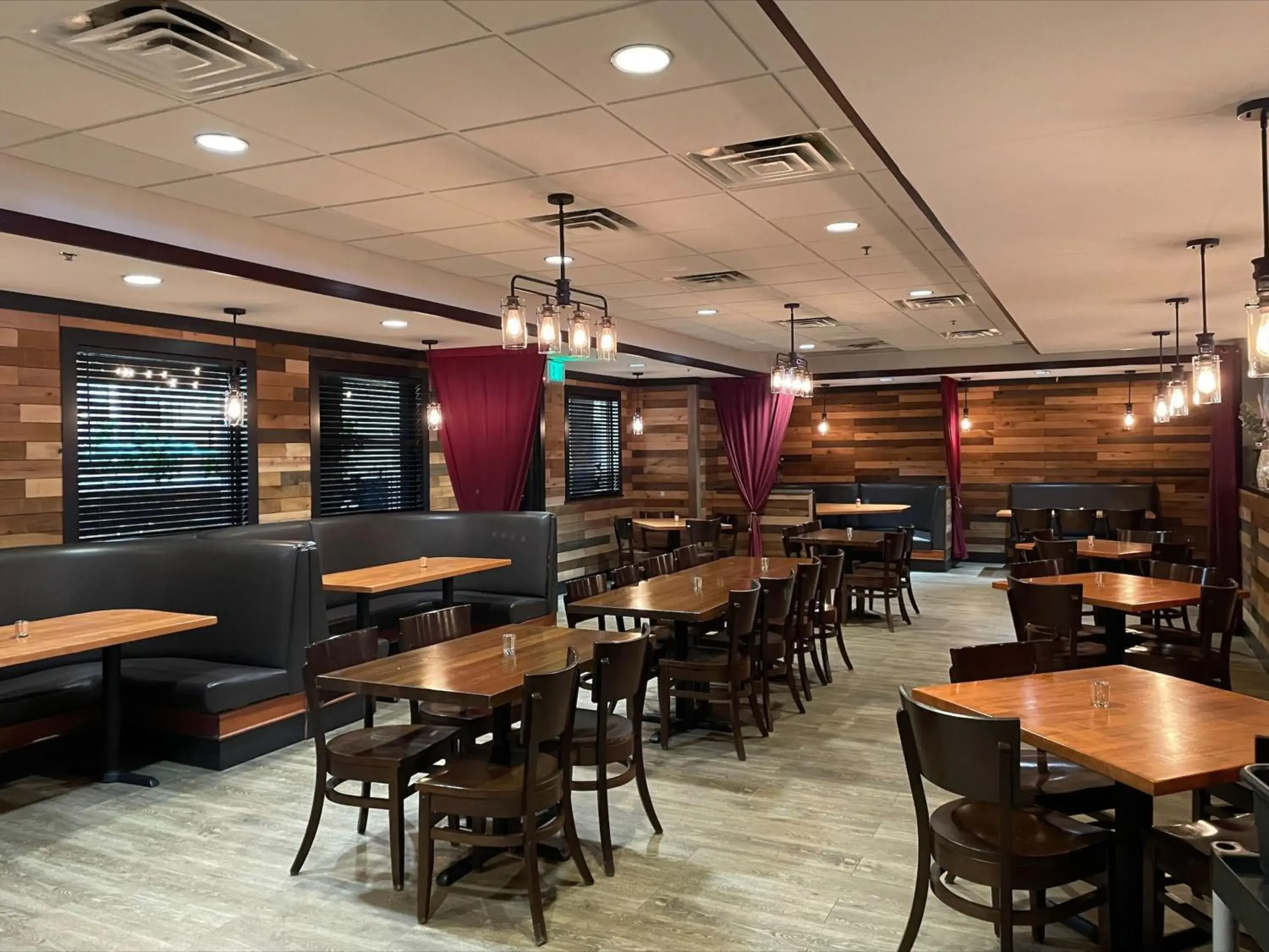 Lounge or bar, Restaurant/Places to Eat in Holiday Inn Bloomington Airport South- Mall Area