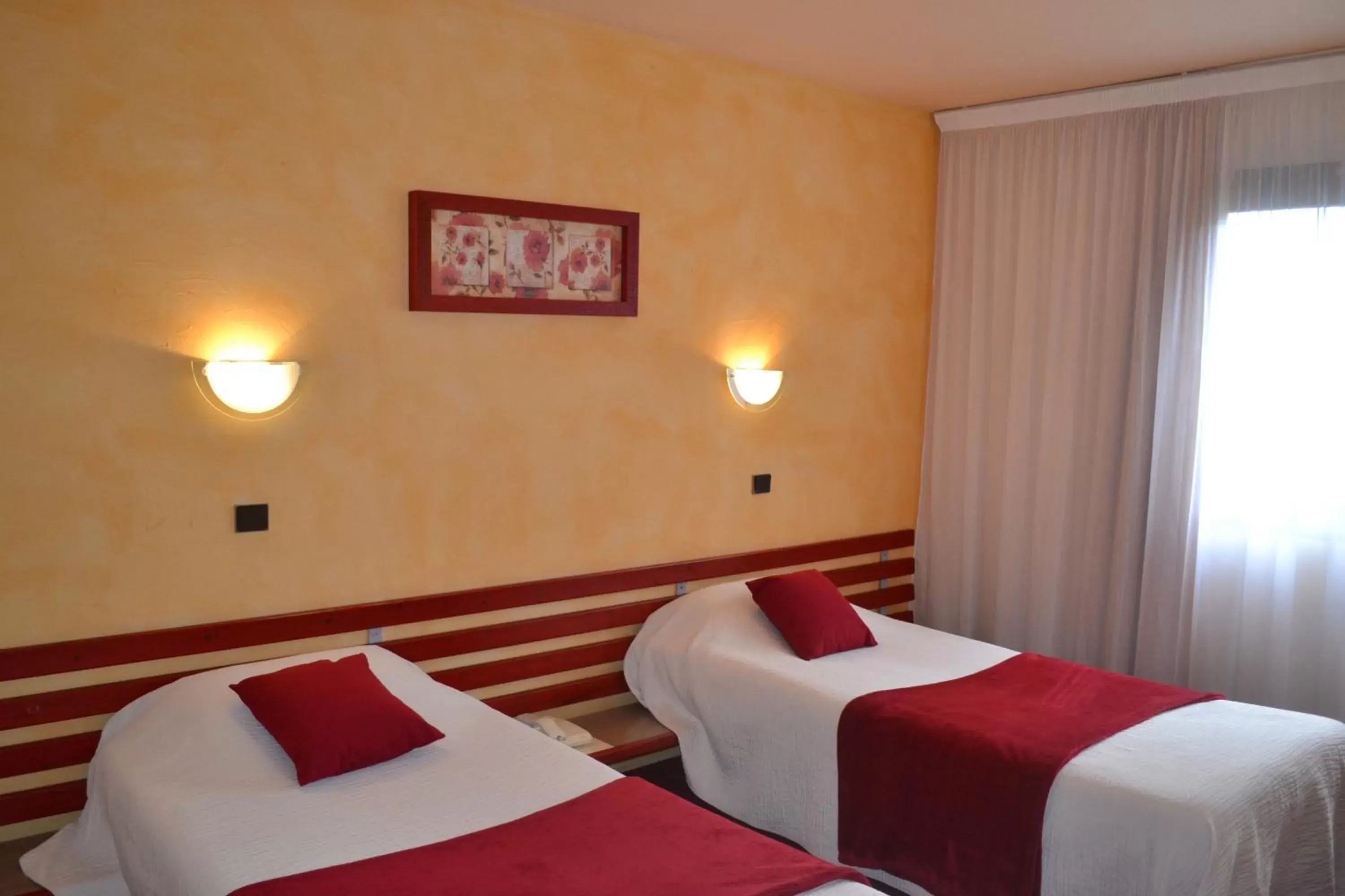 Bedroom, Bed in Noemys Gradignan - ex Cit'Hotel Le Chalet Lyrique