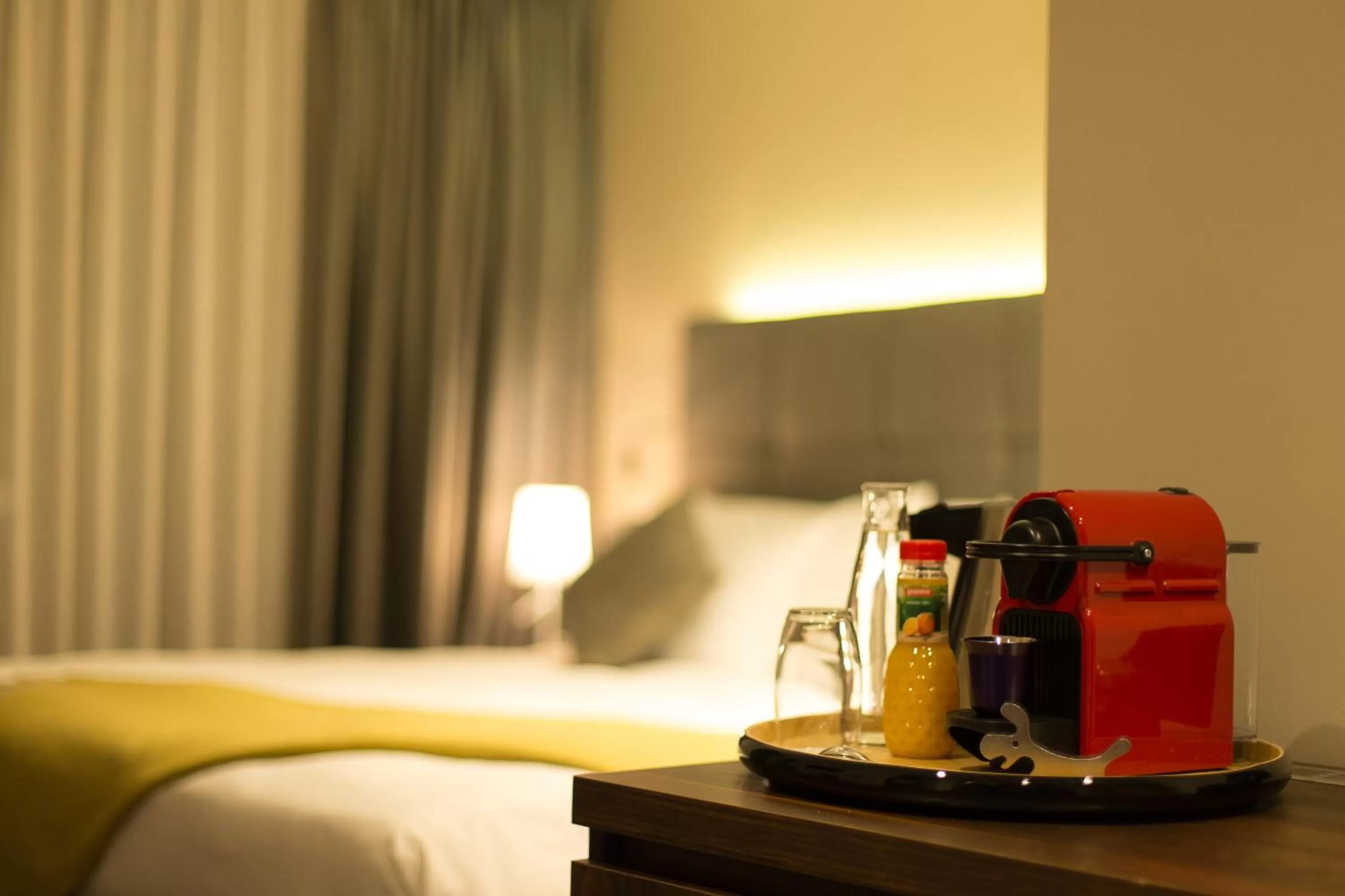 Coffee/tea facilities, Bed in Hôtel des Voyageurs Boutique