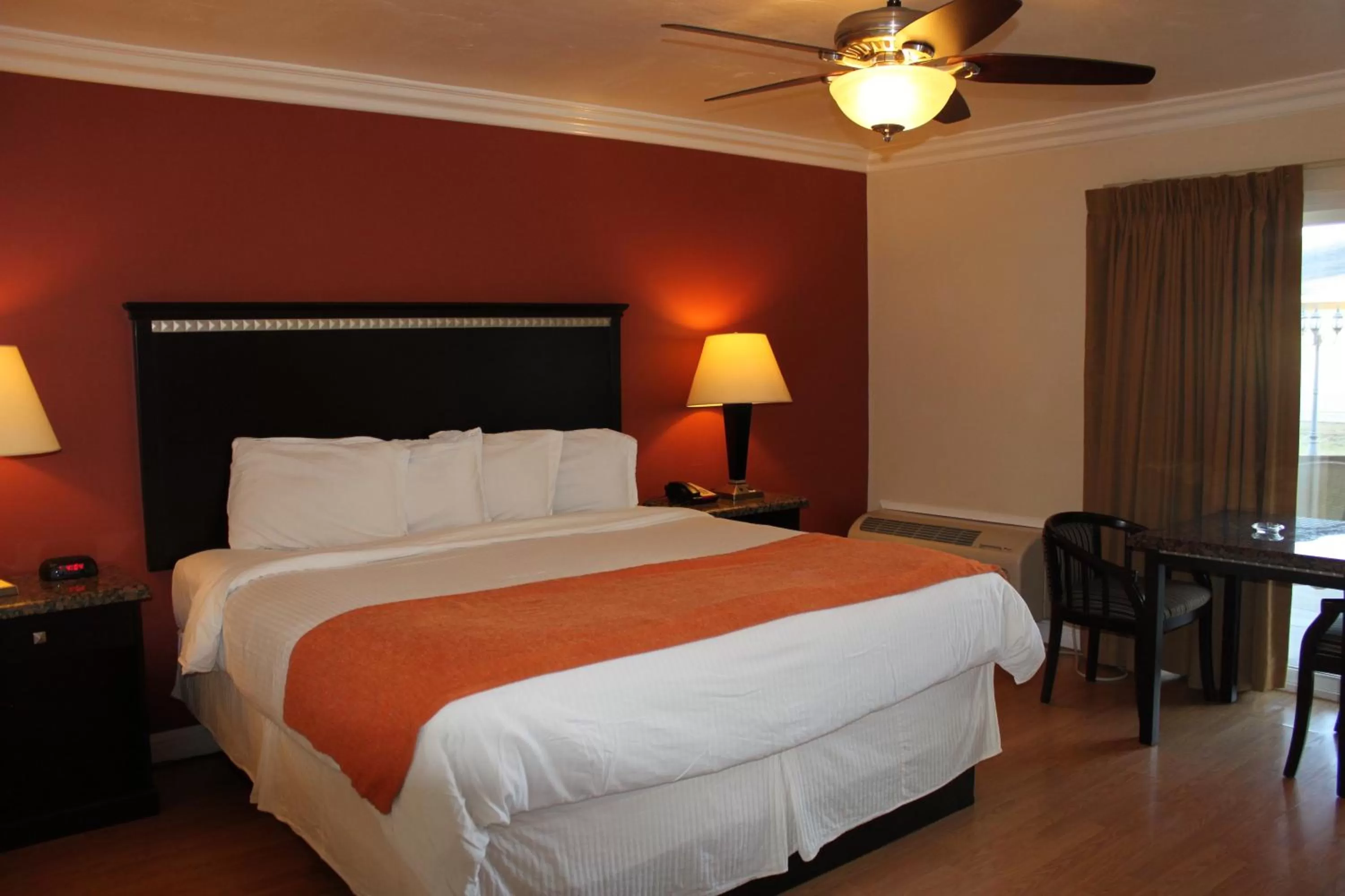 Seating area, Bed in Travelodge by Wyndham Santa Maria