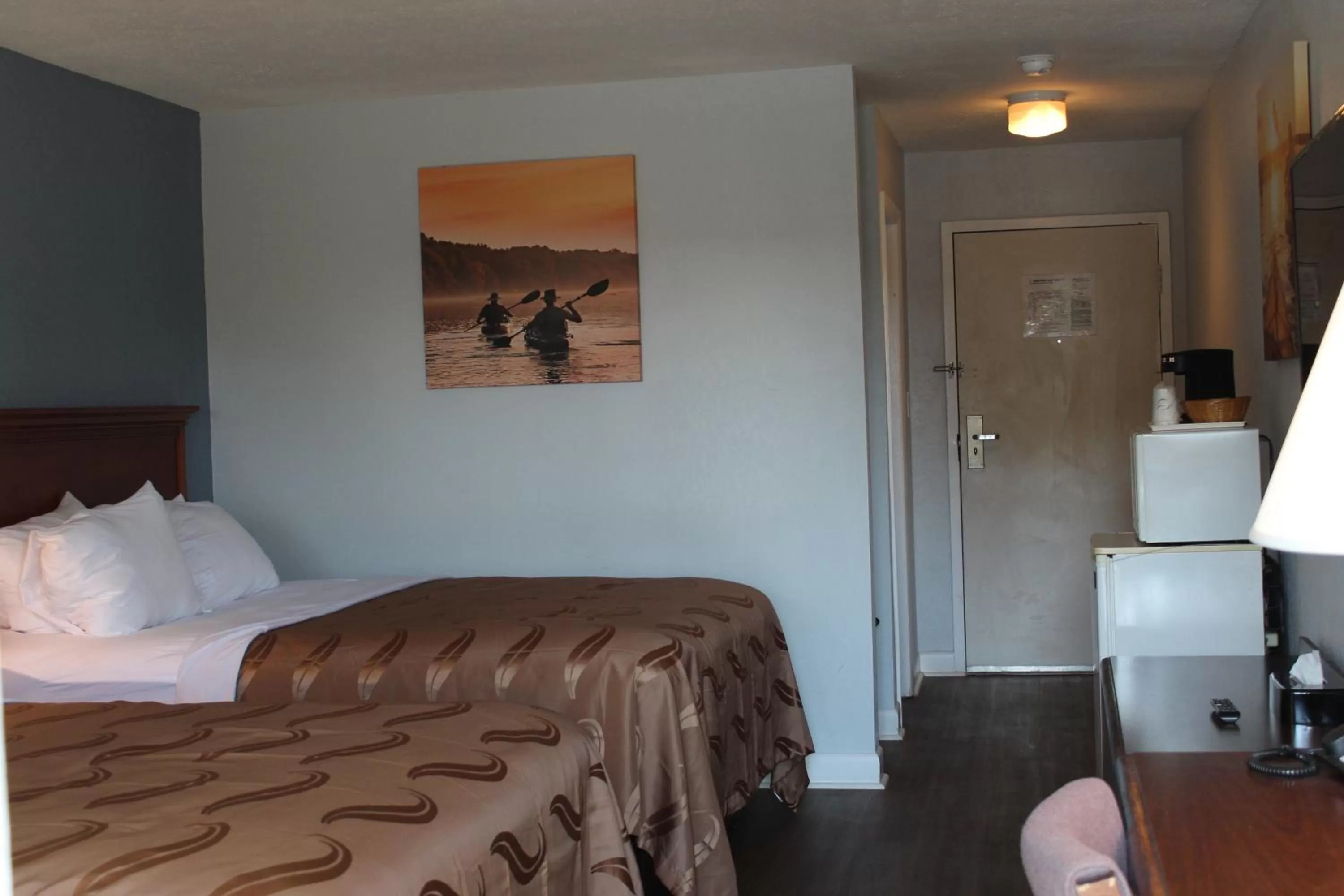 Bed in Quality Inn - On The Lake Clarksville-Boydton